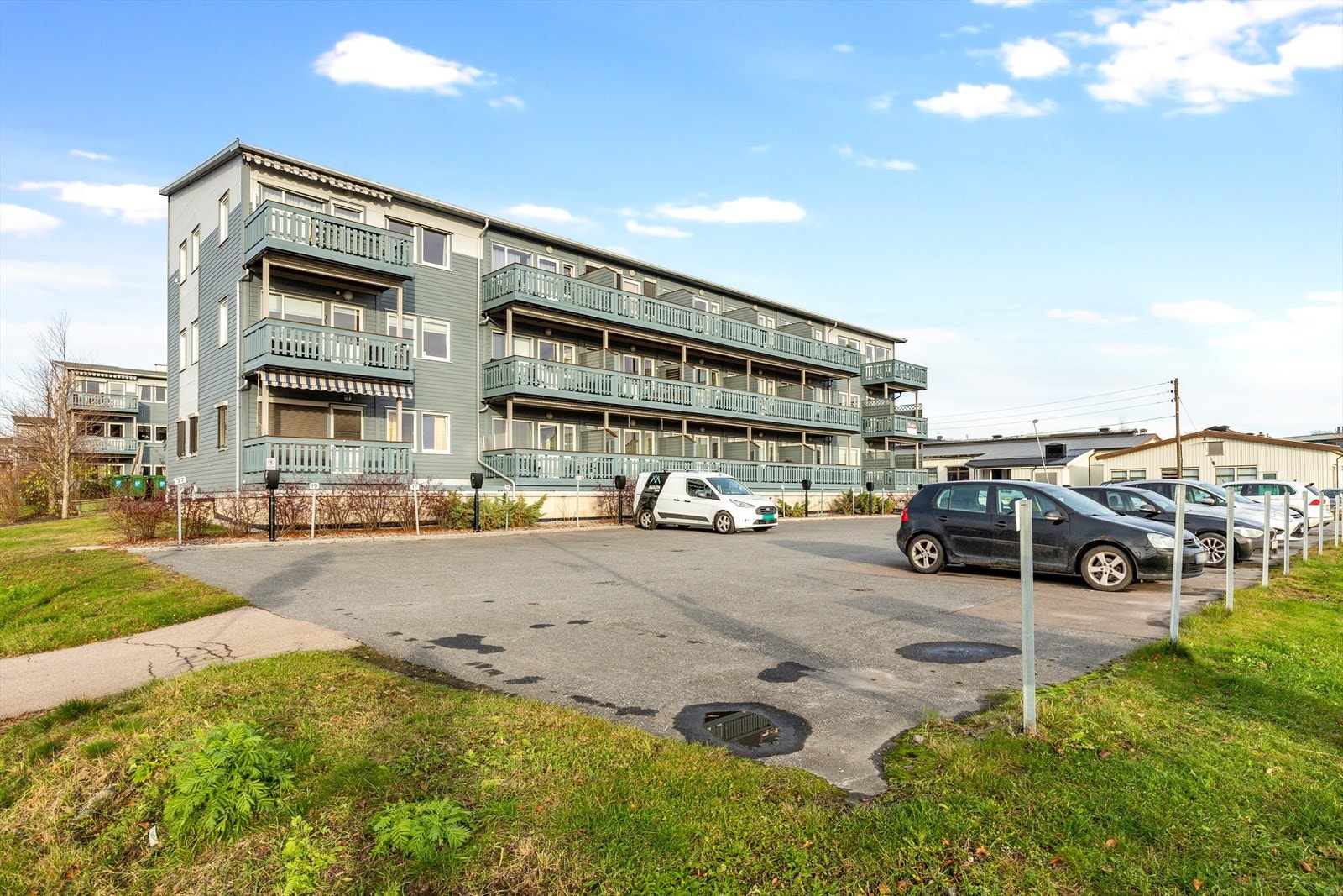 Leiligheten har en fin beliggenhet med solrik balkong og flott utsikt! Galleribilde