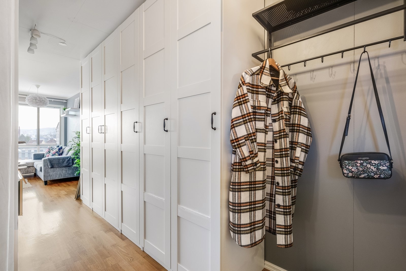 Lysmalt entré med fin plass til oppheng av yttertøy på knaggrekke. Det er i tillegg godt med oppbevaringsplass i garderobeskapene i gangen. Galleribilde