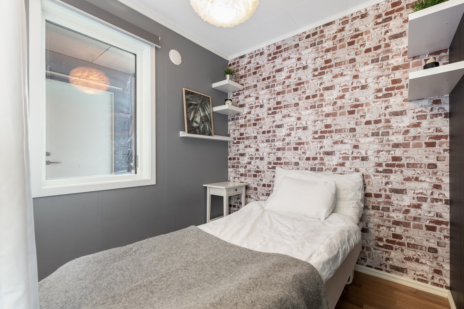 Det er fin plass til dobbeltseng og nattbord i alkoven Galleribilde