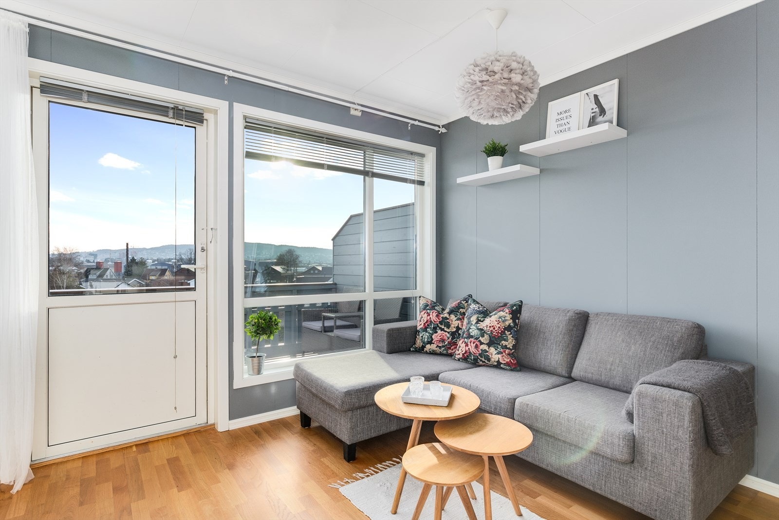 Stuen har fin plass til sofa og spisebord Galleribilde