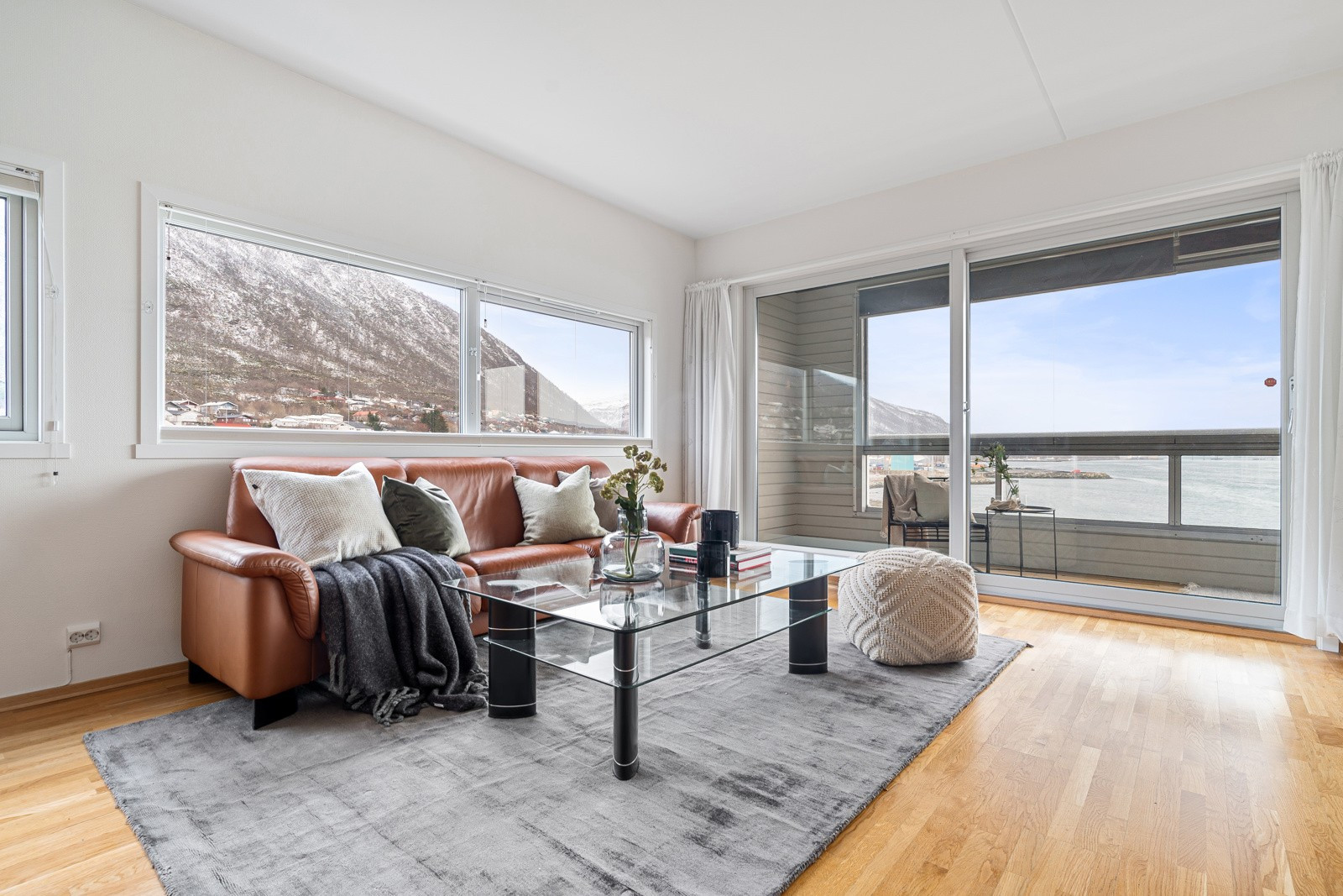 Stuen er romslig med god plass til sofagruppe med tilhørende møblement.