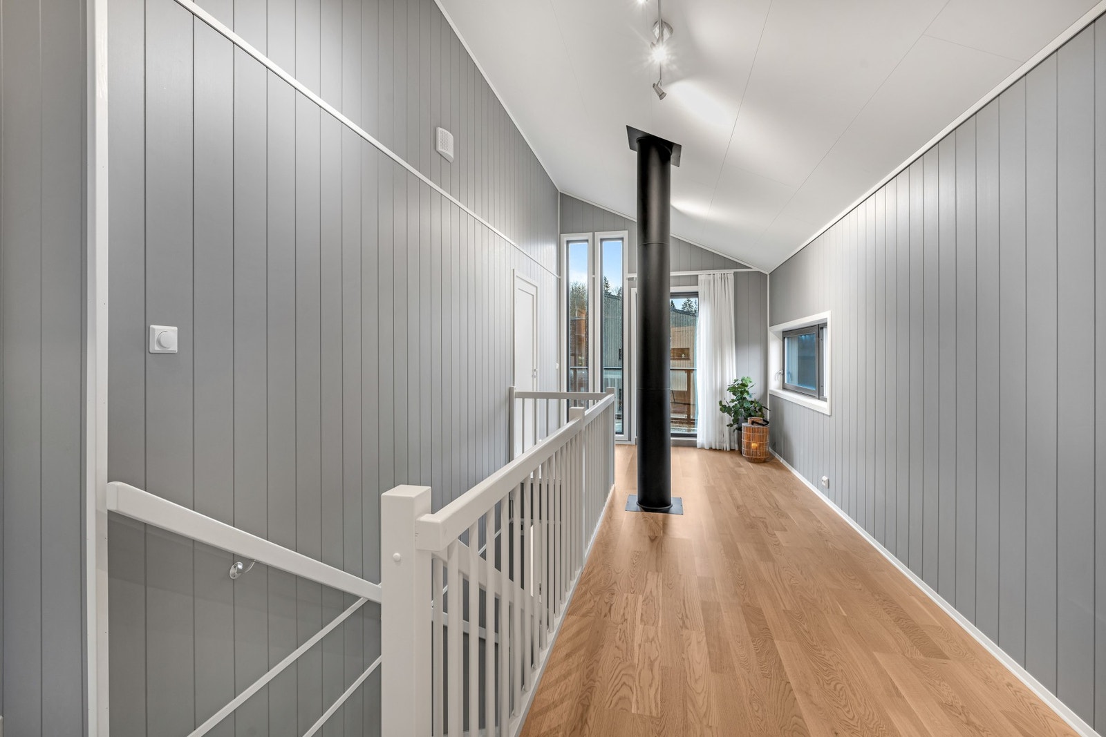 Gulvet er belagt med pen parkett. Galleribilde