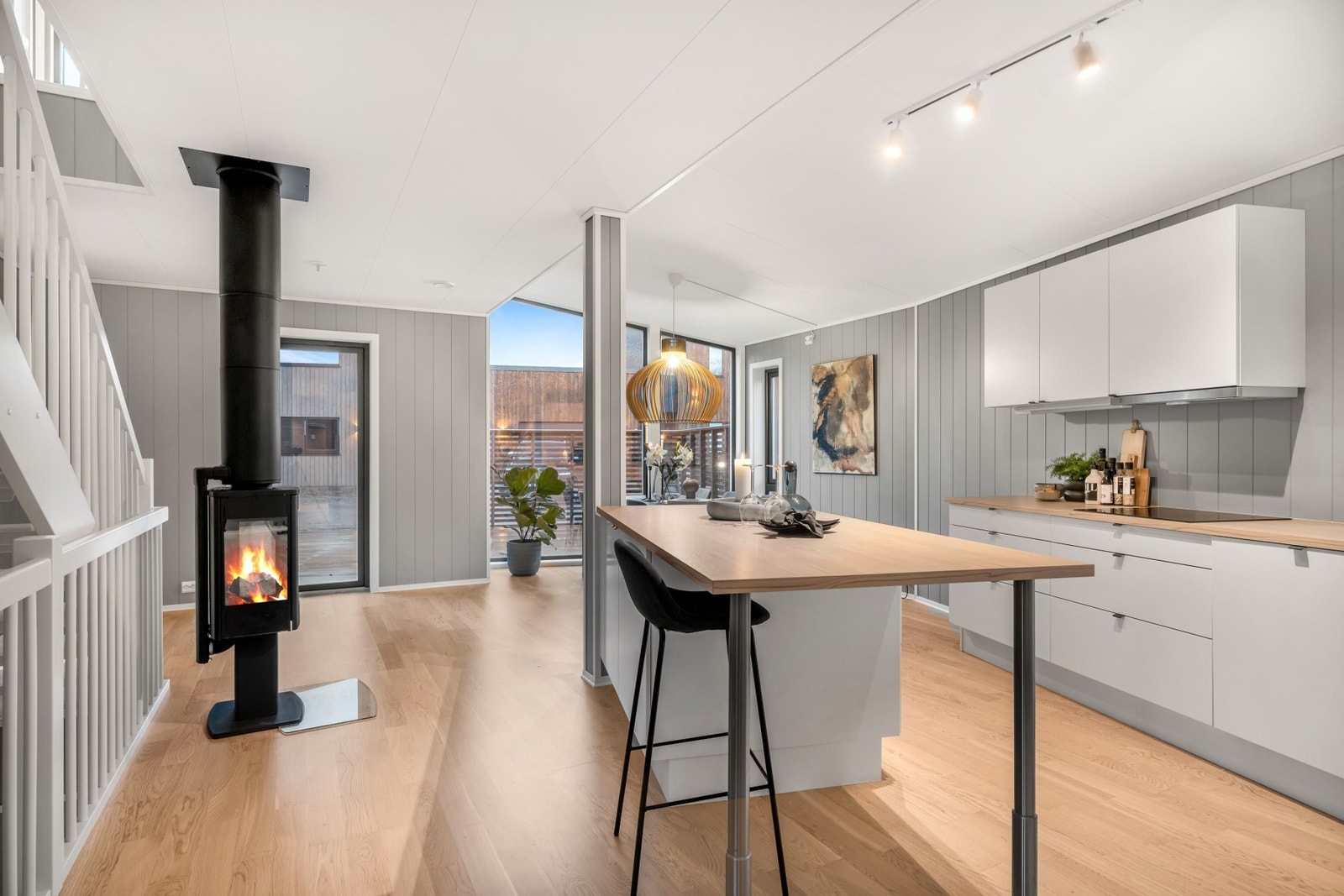 Boligen varmes opp ved bruk av vedfyring og panelovner. Galleribilde