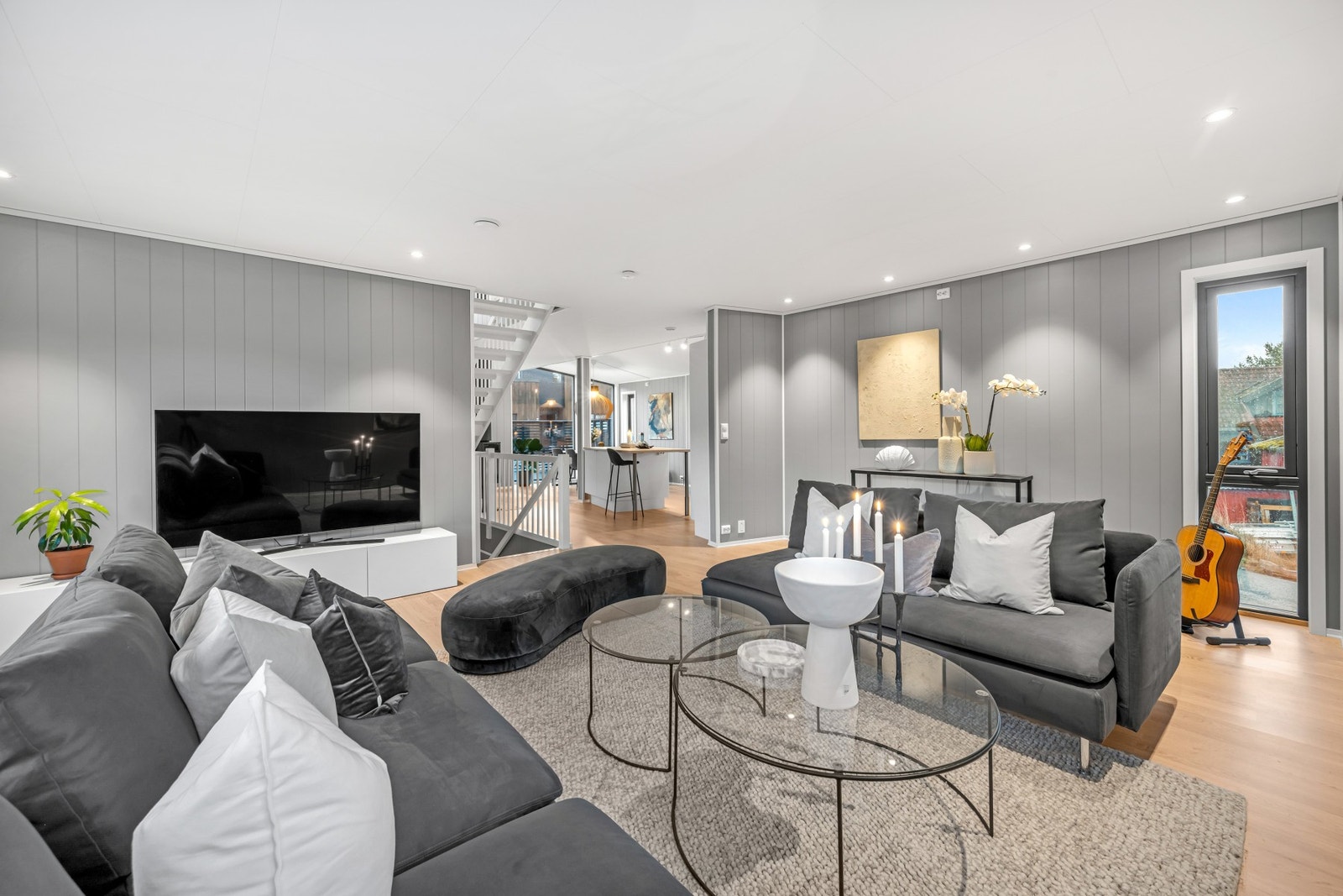 Naturlig skille mellom stue og kjøkken som gir flere soner i boligen. Galleribilde