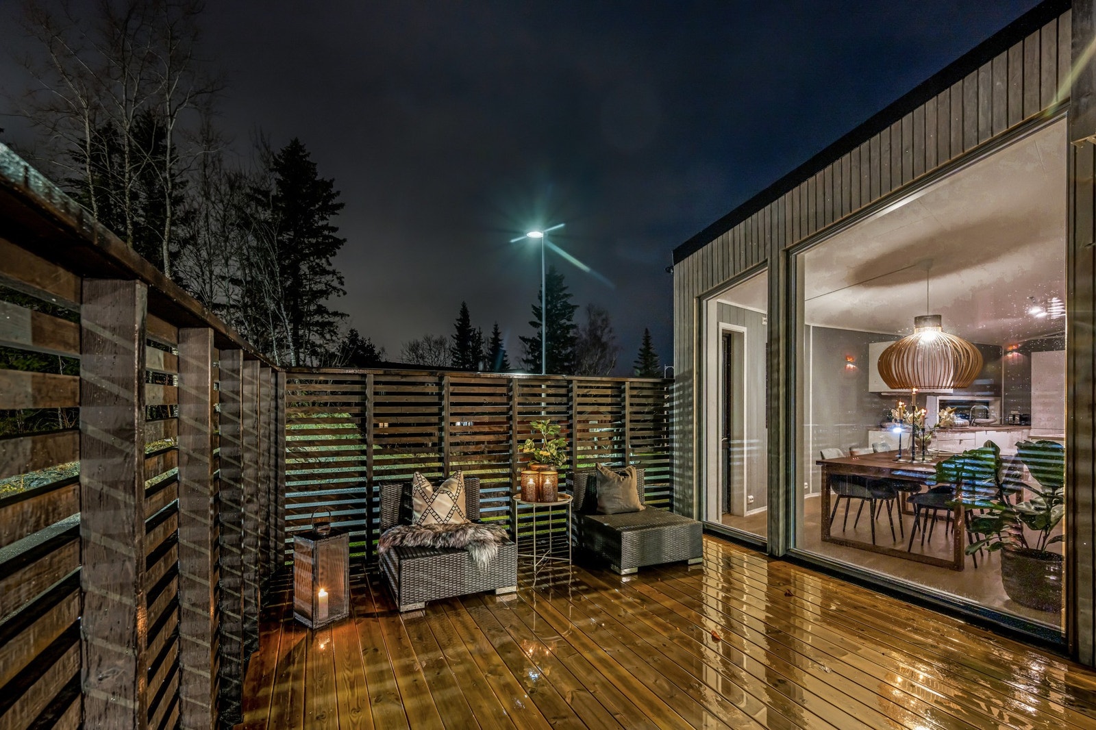 Fra kjøkken har man adgang til markterrasse på ca. 33 kvm, som strekker seg fra inngangspartiet. Galleribilde