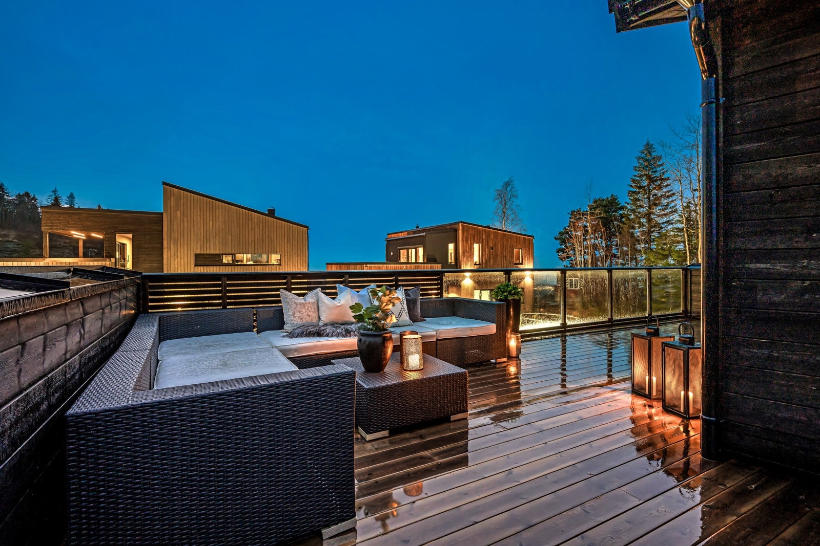 Balkongen er ypperlig å benytte i sommerhalvåret. Galleribilde