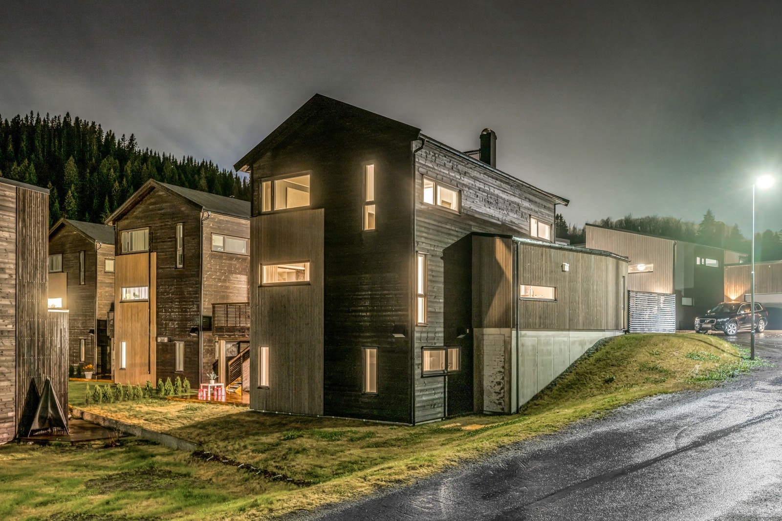 Parkeringsmuligheter som carport og biloppstillingsplass på egen tomt, det er etablert ladepunkt for el-/hybridbil. Galleribilde