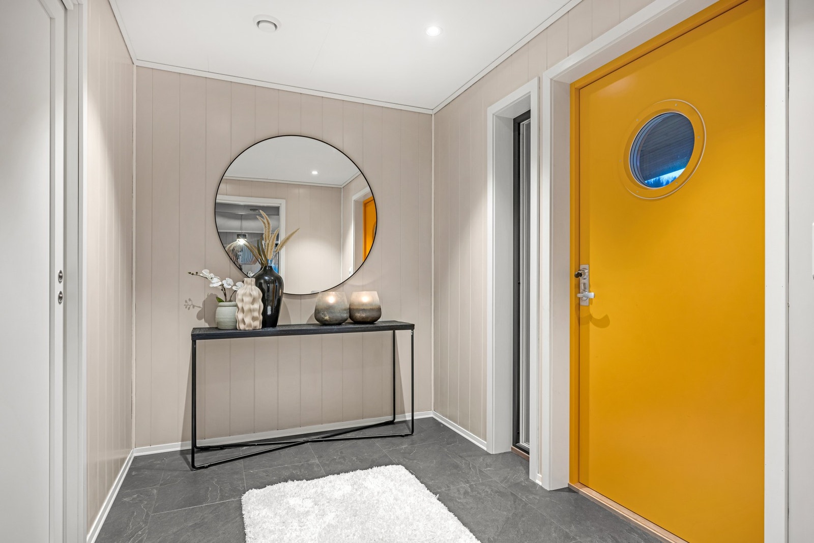 Stilig entré med mulighet for å etablere garderobeskap. Galleribilde