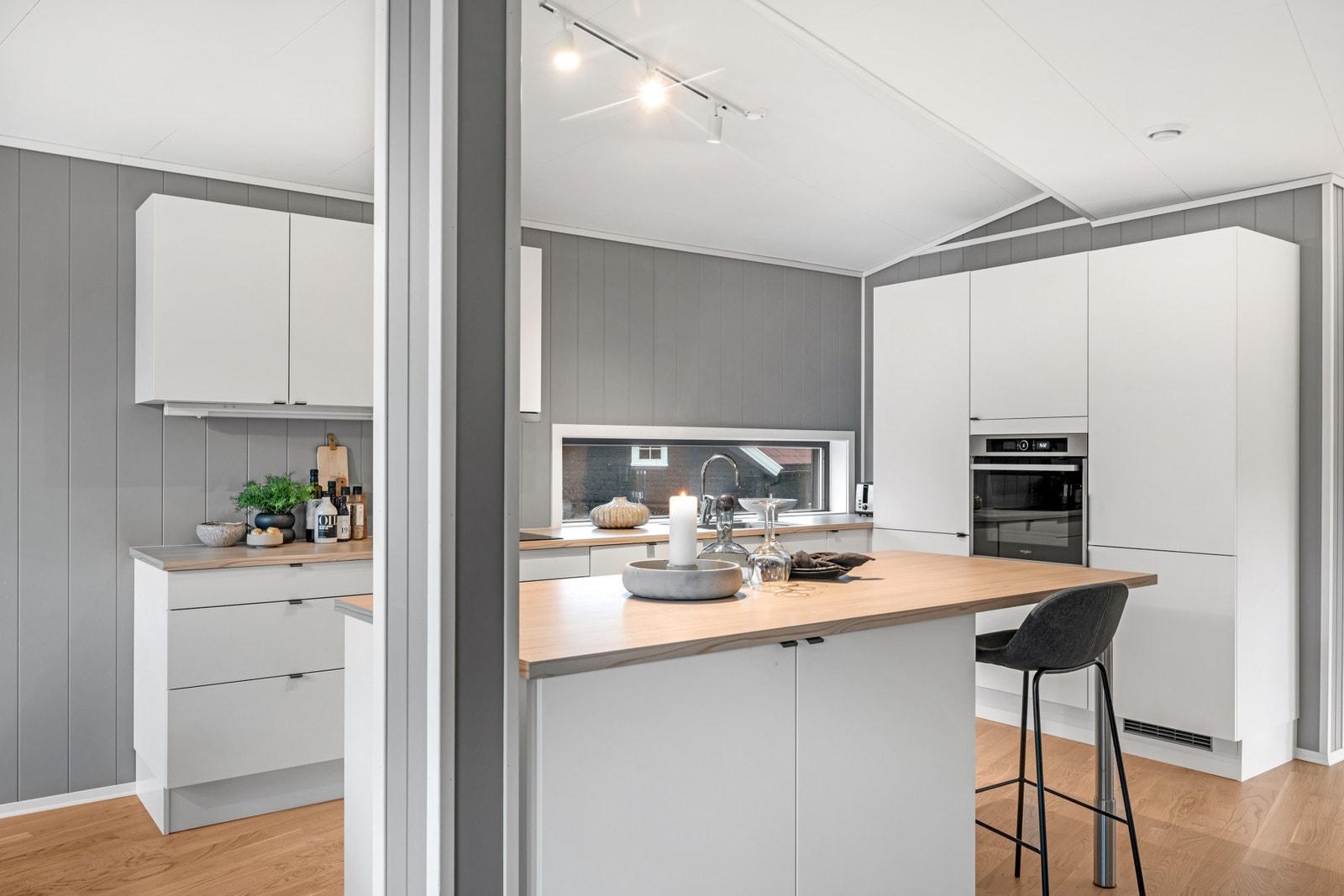 Praktisk kjøkkenøy hvor man har muligheten til å tilberede, samt nyte et måltid. Galleribilde