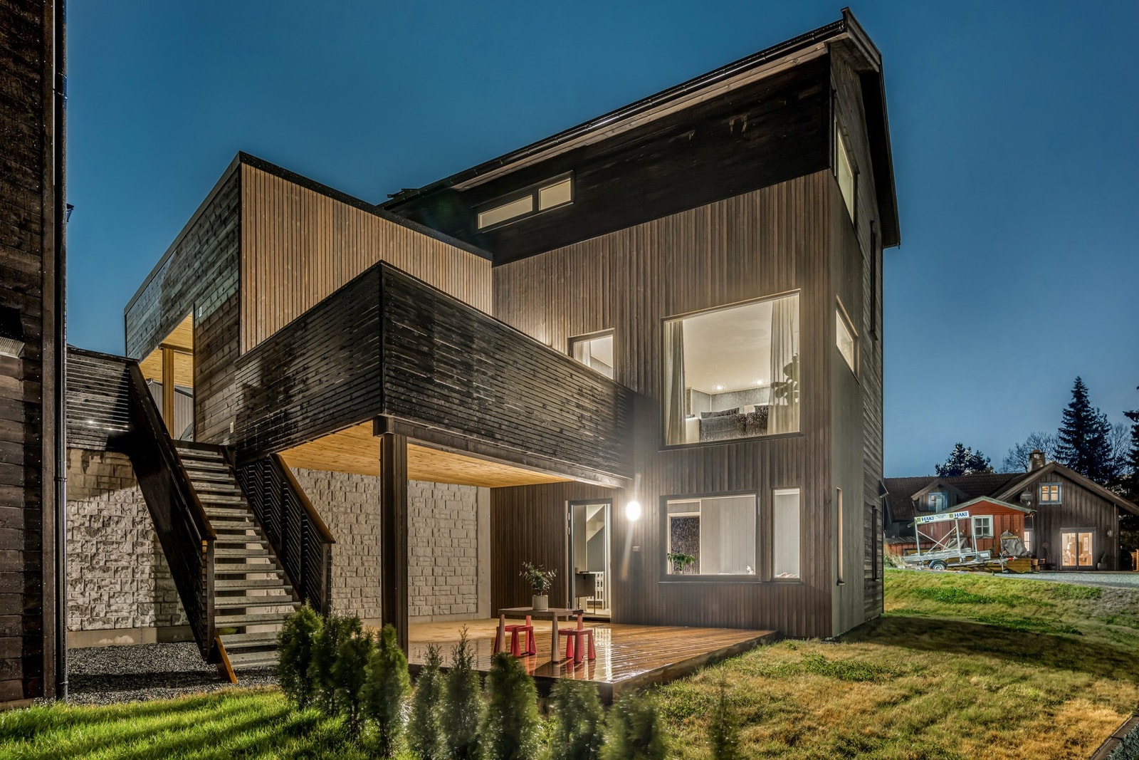 Boligen ligger i et område med gode utfartsmuligheter på sommer- og vintertid, samt kort avstand til servicefasiliteter og studiesteder. Galleribilde