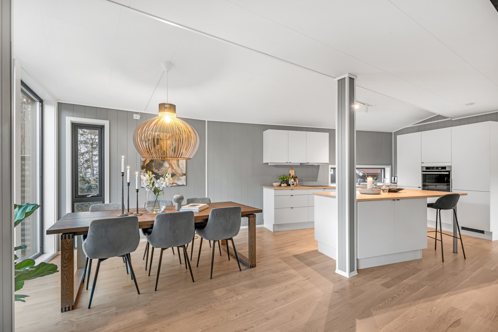 Spiseseksjonen finner sin naturlige plassering ved kjøkken og vindu. Galleribilde