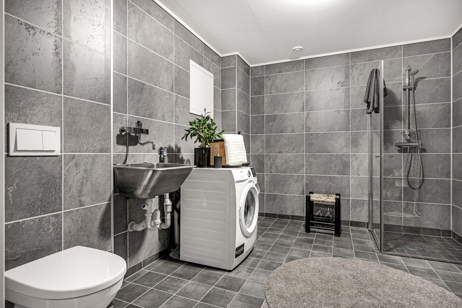 Moderne bad/vaskerom i 1.etasje, TG0 av takstmann i tilstandsrapport. Galleribilde