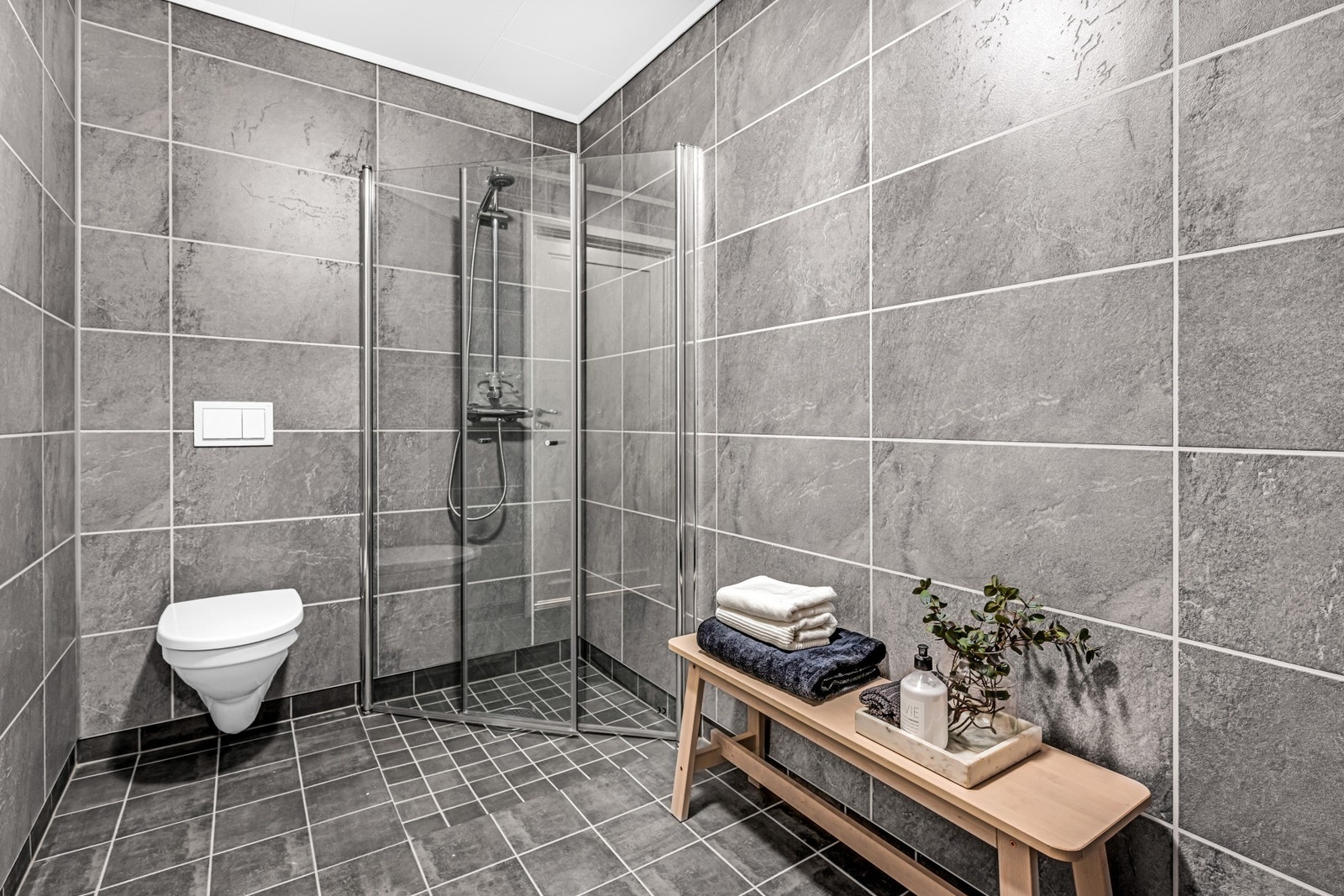 Flislagt bad i sokkeletasje på 5,1 kvm. Galleribilde