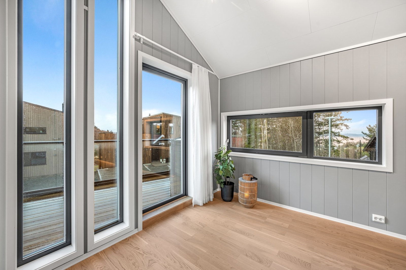 Fra gang i 2.etasje har man utgang til stor balkong med mange møbleringsmuligheter. Galleribilde