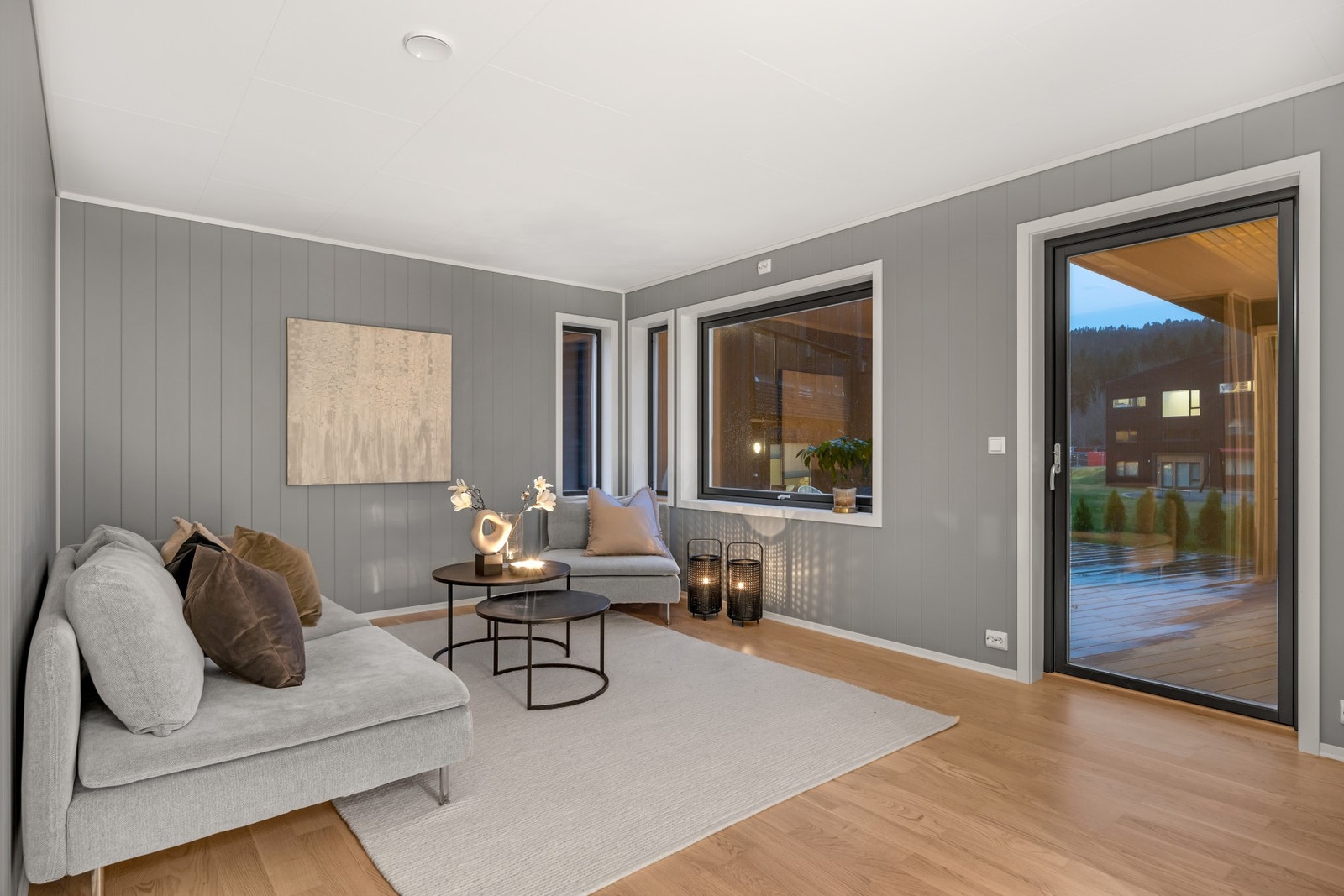 Koselig stue i sokkeletasje med utgang til markterrasse og hage. Galleribilde