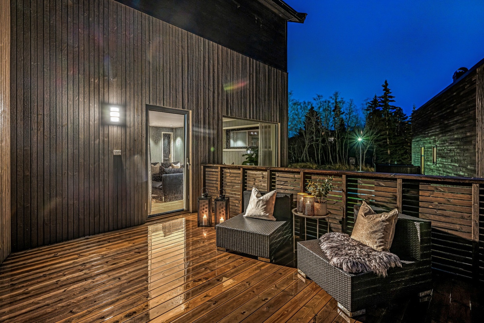 Balkong på 17 kvm med plass til flere sittegrupper, fra denne har man adgang til sportsbod som igjen leder til carporten. Galleribilde