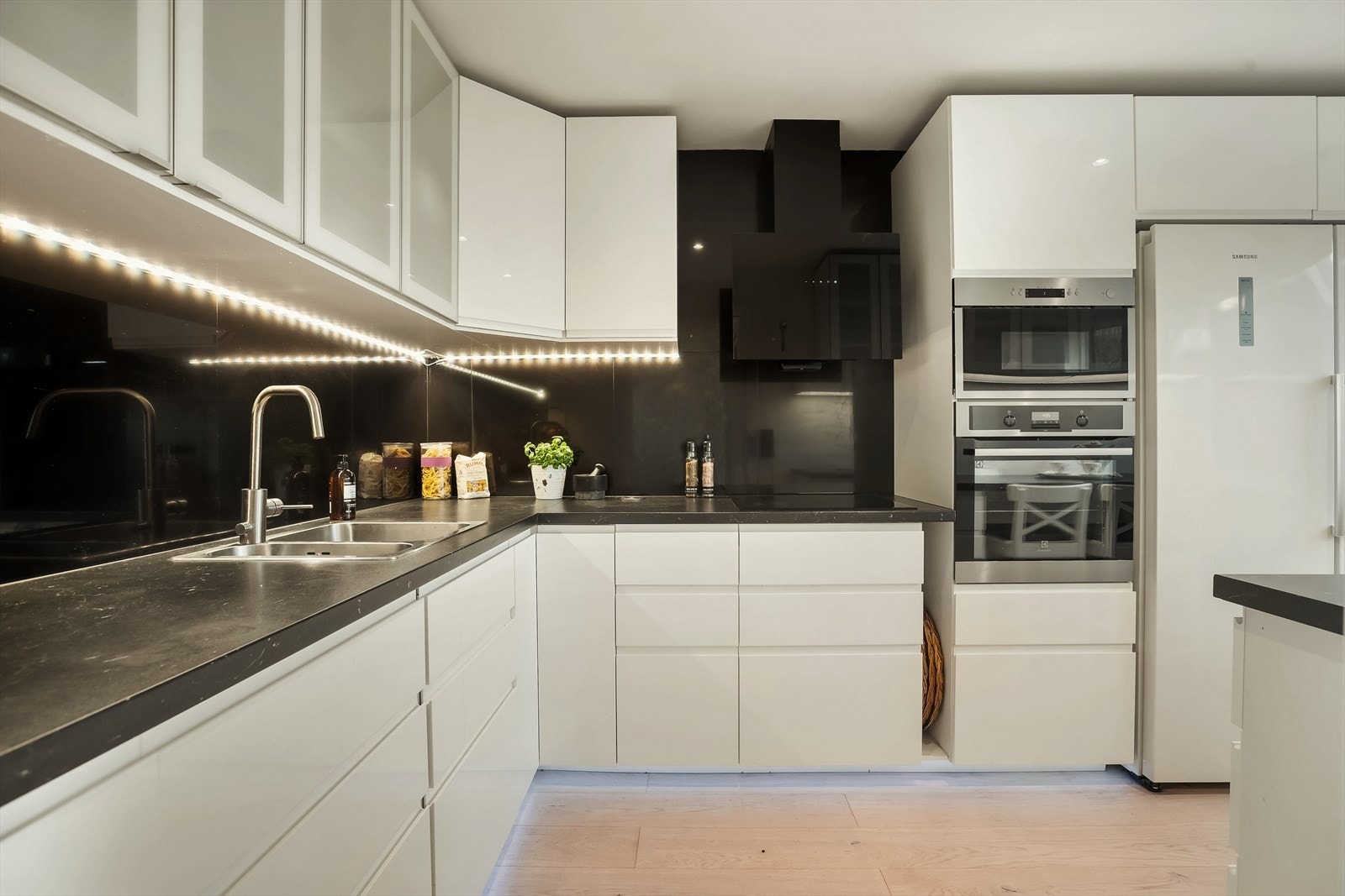 Lekkert kjøkken med mye plass! Galleribilde