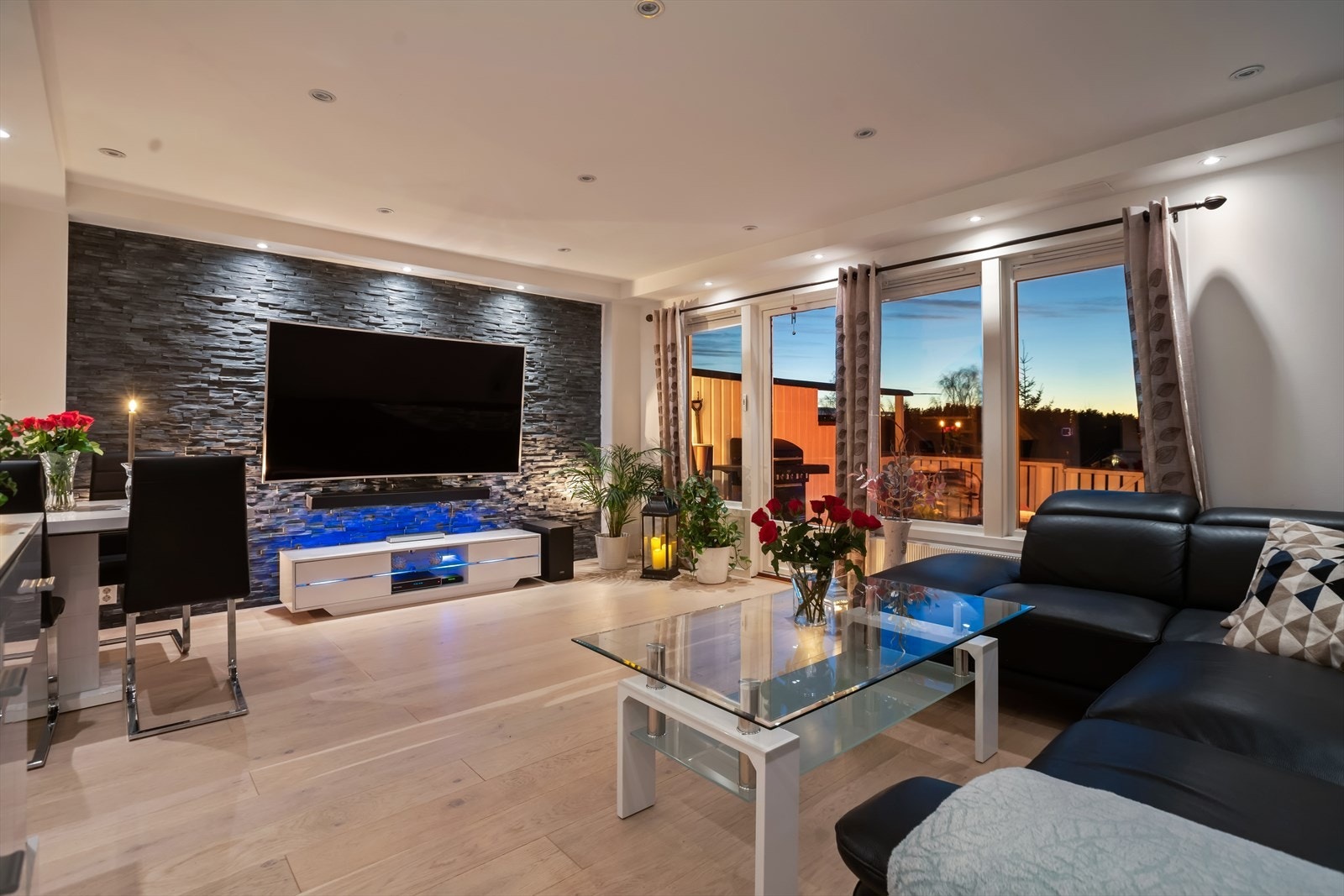 Vegg med opplegg skjult opplegg for vegghengt TV. Galleribilde