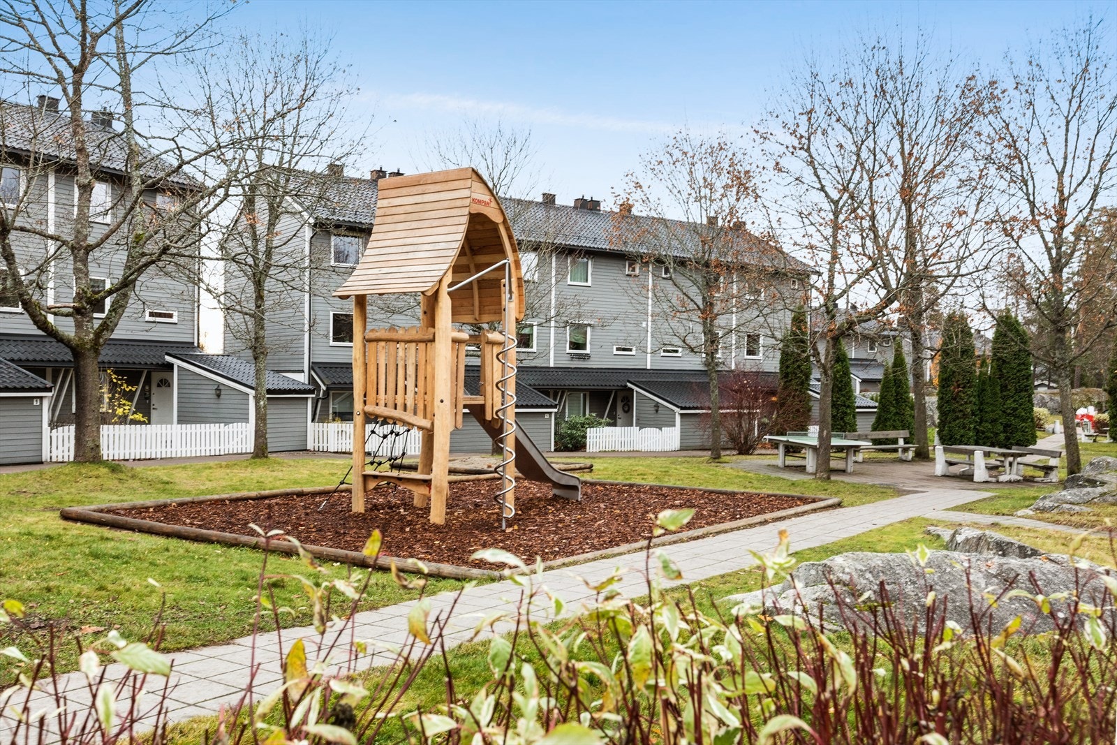 Området er pent opparbeidet med lekestativer, parkbenker omkranset av grøntområder. Galleribilde