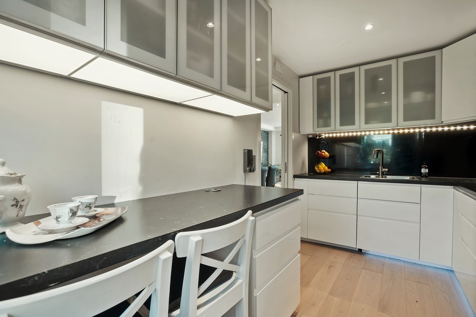 Det er rikelig med arbeidsplass og mye skapplass. Galleribilde