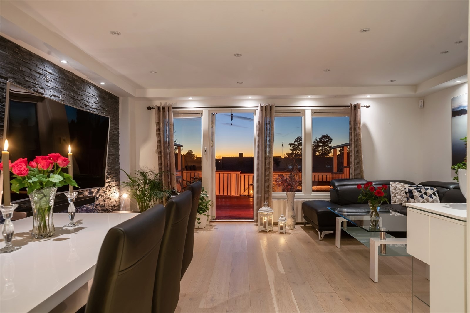 Lekkert oppusset med slette flater i kombinasjon med hvitlaserte gulver. Galleribilde