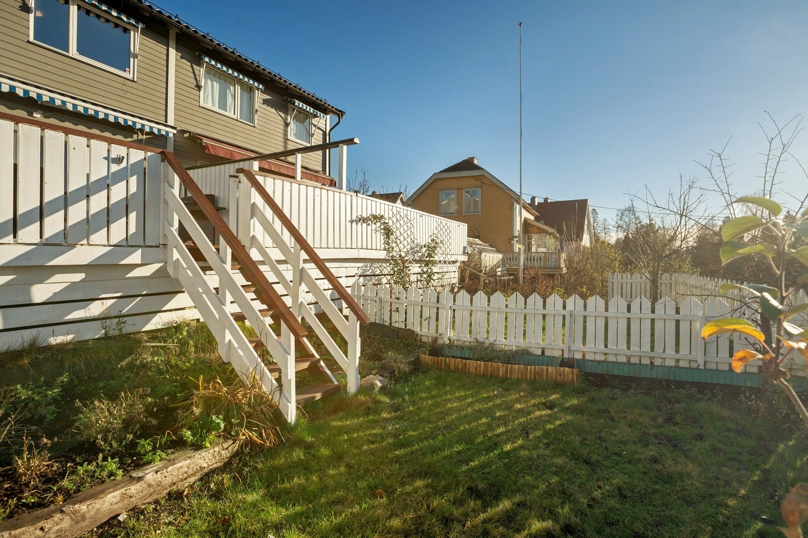 Adkomst til egen solrik hage med plen. Galleribilde
