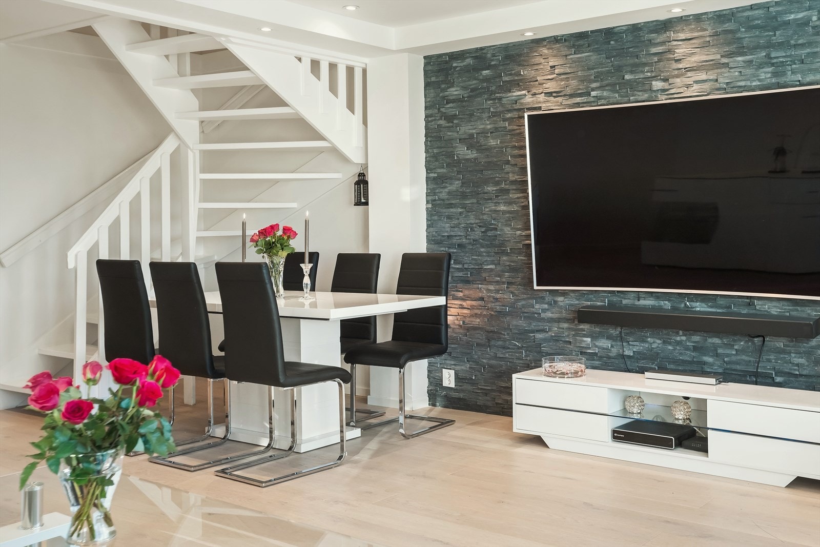 Plass for spisebord mellom stue og kjøkken. Galleribilde