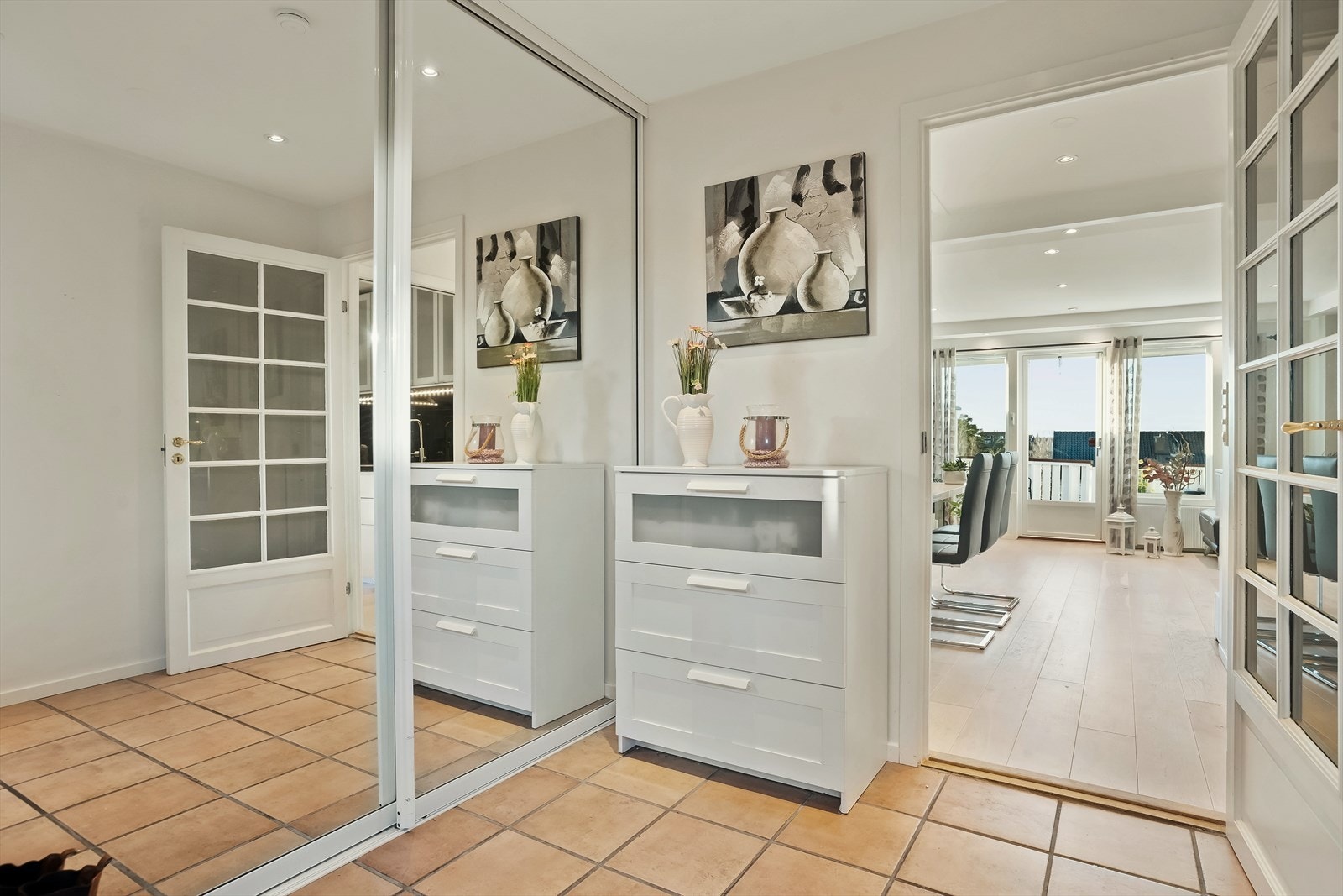 Romslig gang med skyvedørsgarderobe. Galleribilde