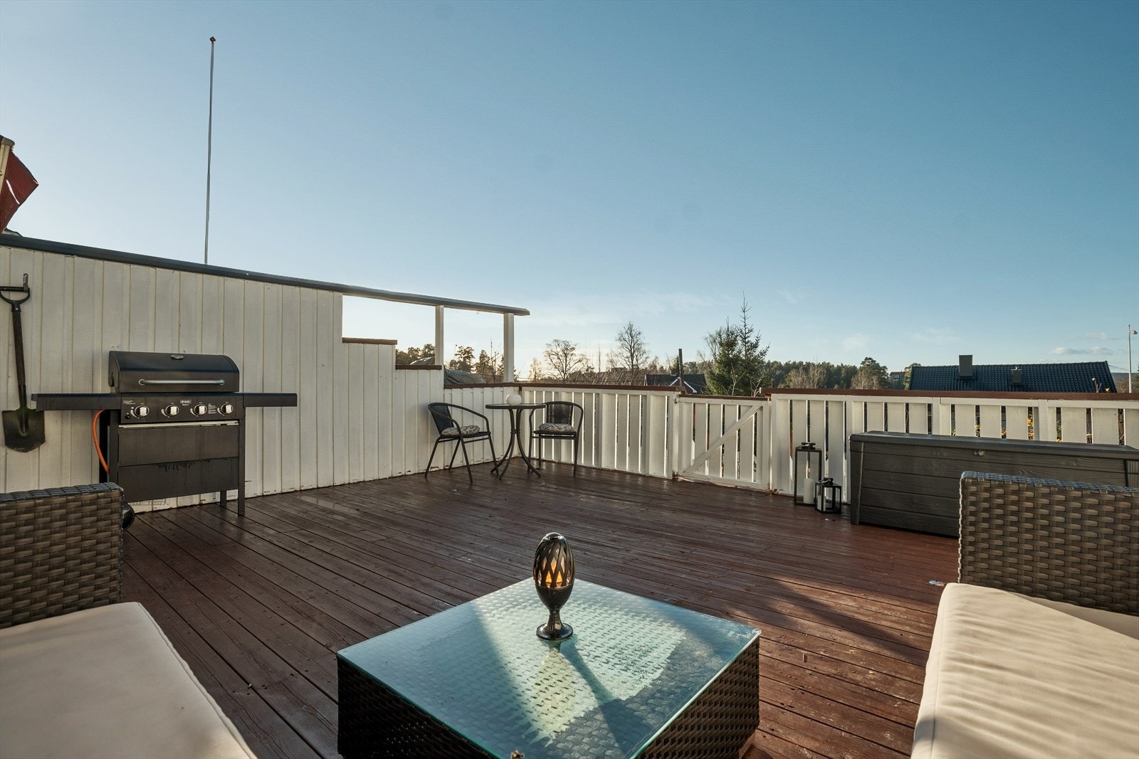 Her kan man nyte den flotte utsikten over nærområde med sol gjennom store deler av dagen. Galleribilde