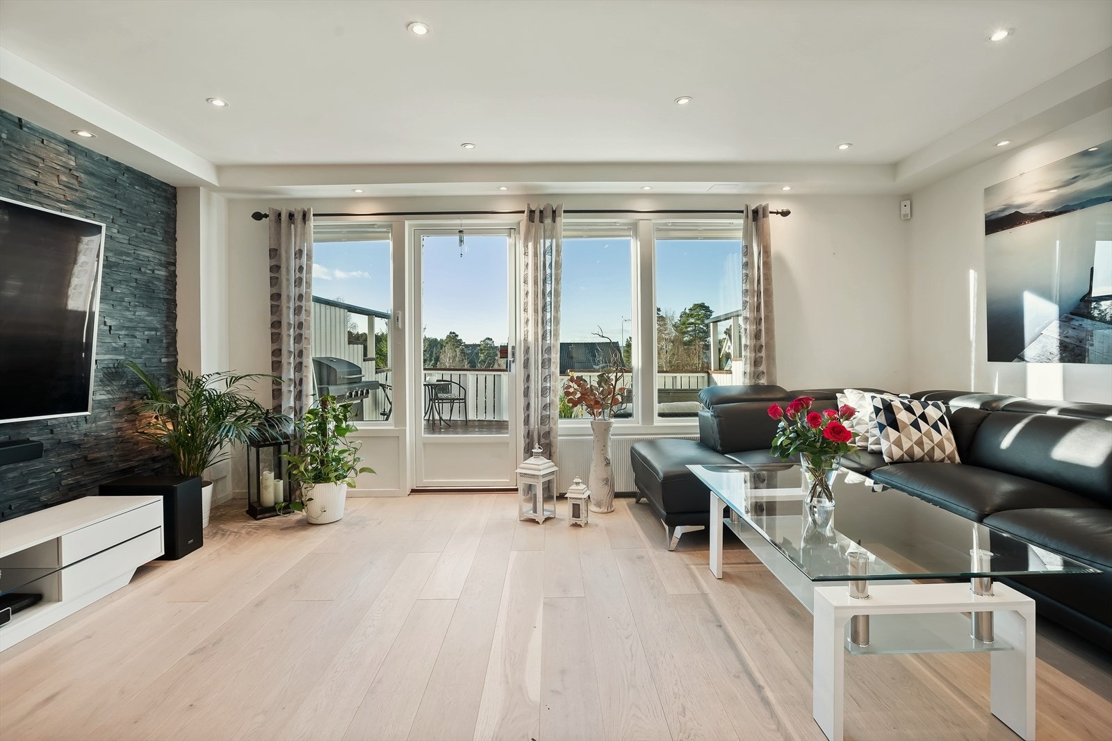 Boligen ligger høyt i terrenget med gode lys og solforhold. Galleribilde