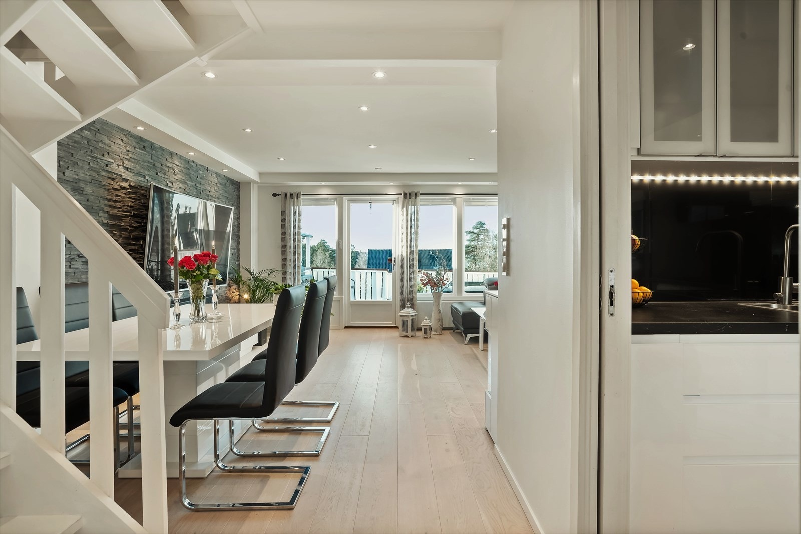 Stue med åpen trapp. Galleribilde