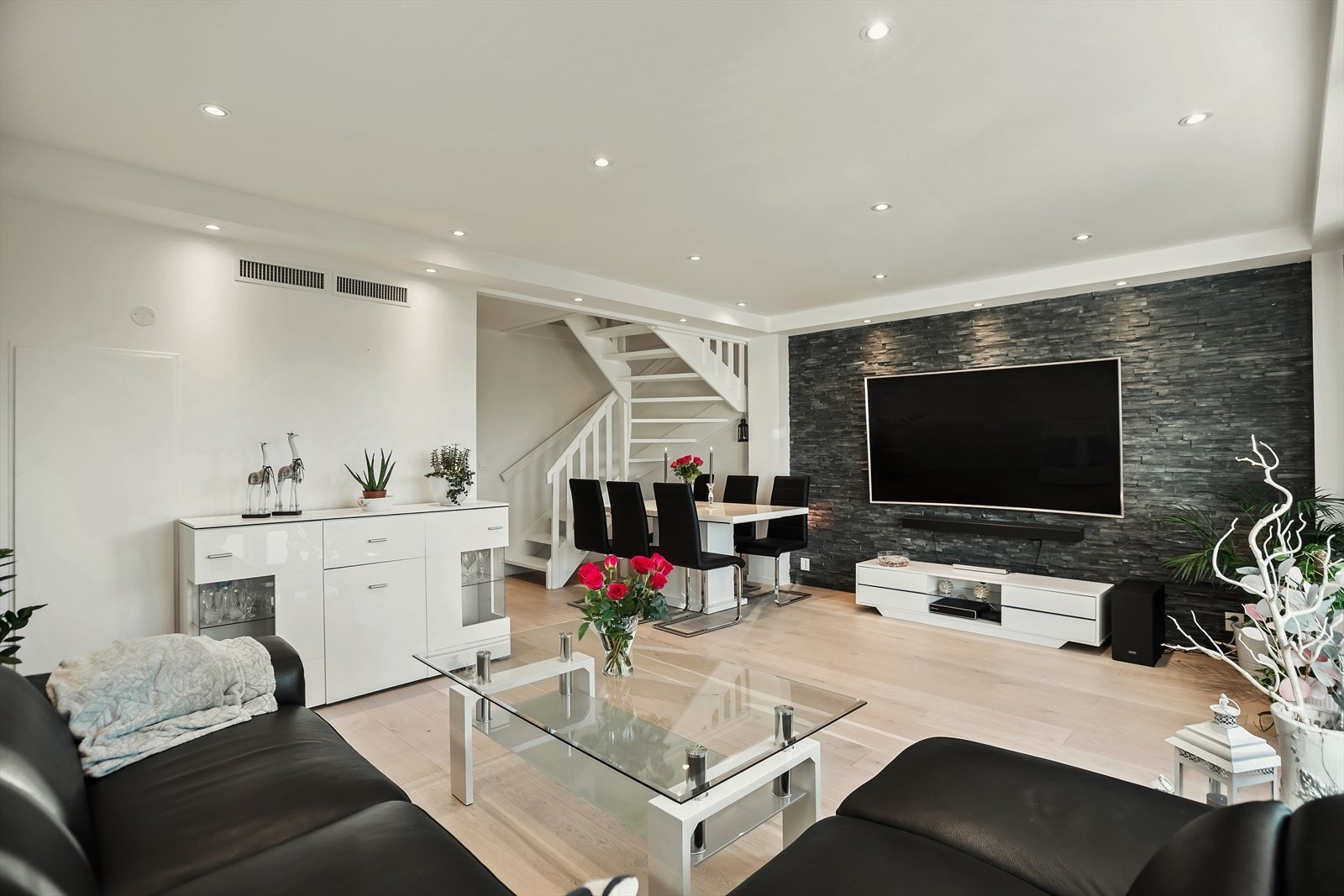 Innfelte downlights i taket kan dimmes til den atmosfæren du skulle ønske. Galleribilde