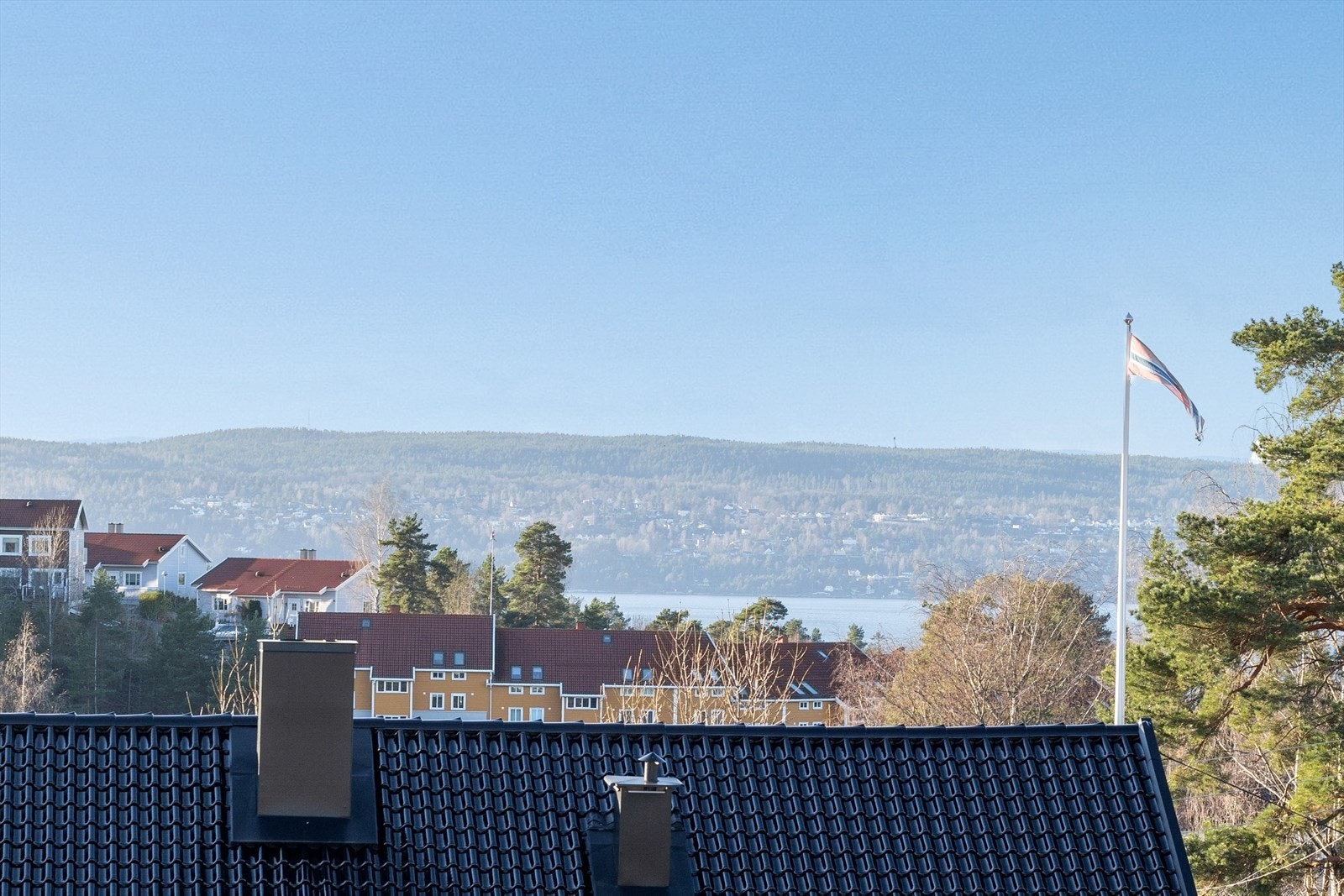 Her befinner man seg helt på toppen av Øvre Prinsdal. Med utsikt helt ned mot fjorden. Galleribilde
