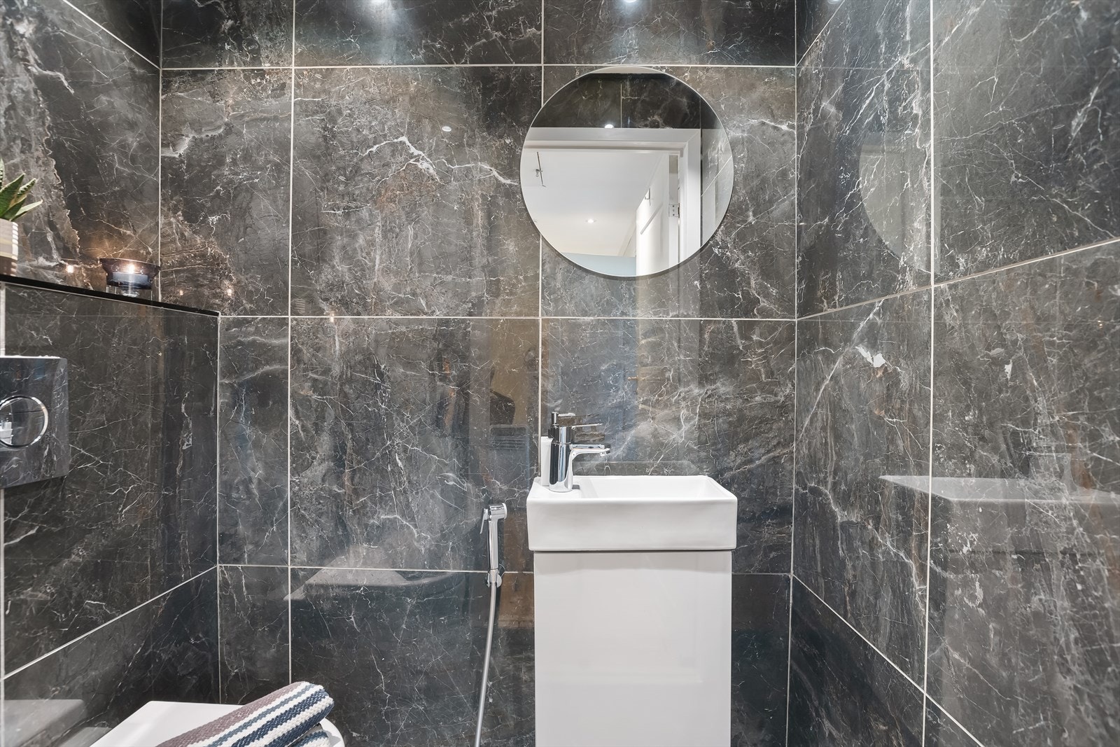 Vegghengt servant og toalett. Galleribilde