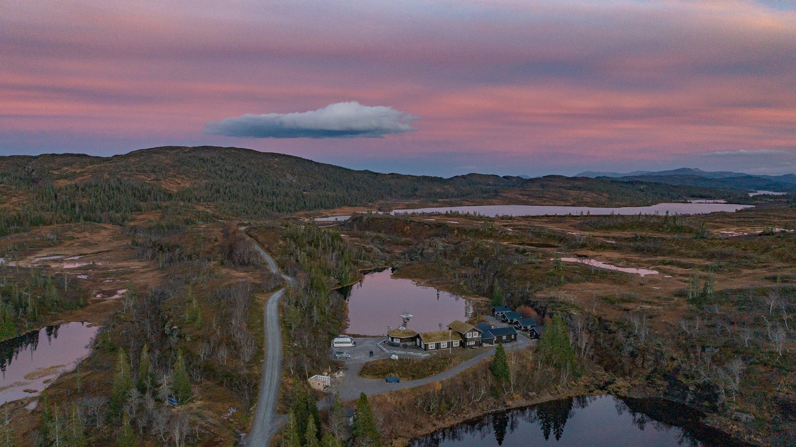 Et par steinkast fra Raudberglia ligger Ismenningen Fjellstuggu, en bemannet fjellhytte med alle fasiliteter som jevnlig tilbyr muligheter for å kjøpe seg mat, ta seg et glass, arrangere selskap eller leie overnatting. Foto: Smestad Media. Galleribilde