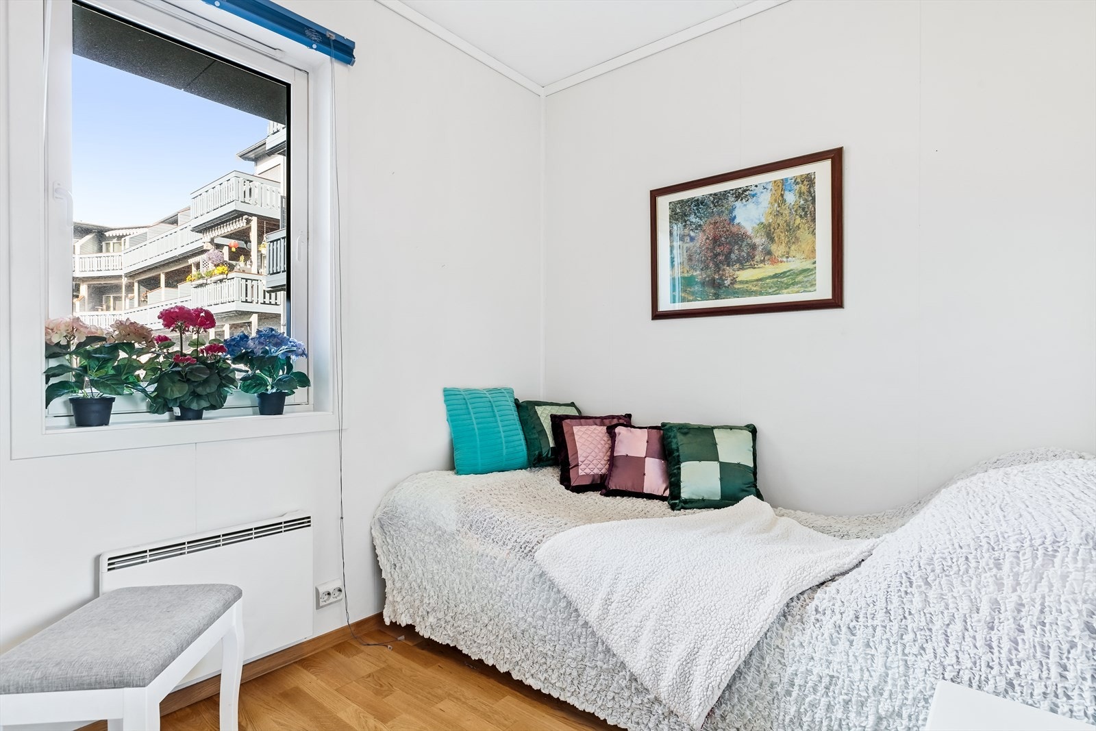 Bak skyvedørene i entréen er sovealkoven. Det er plass til blant annet seng og nattbord. Galleribilde