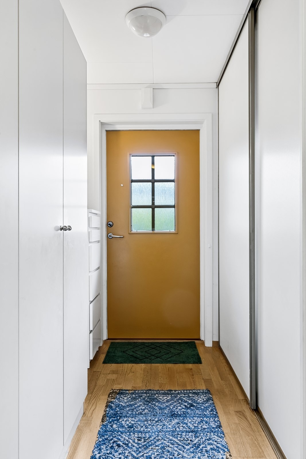 Entréen er lys med god oppbevaringsplass i de tre garderobeskapene. Galleribilde