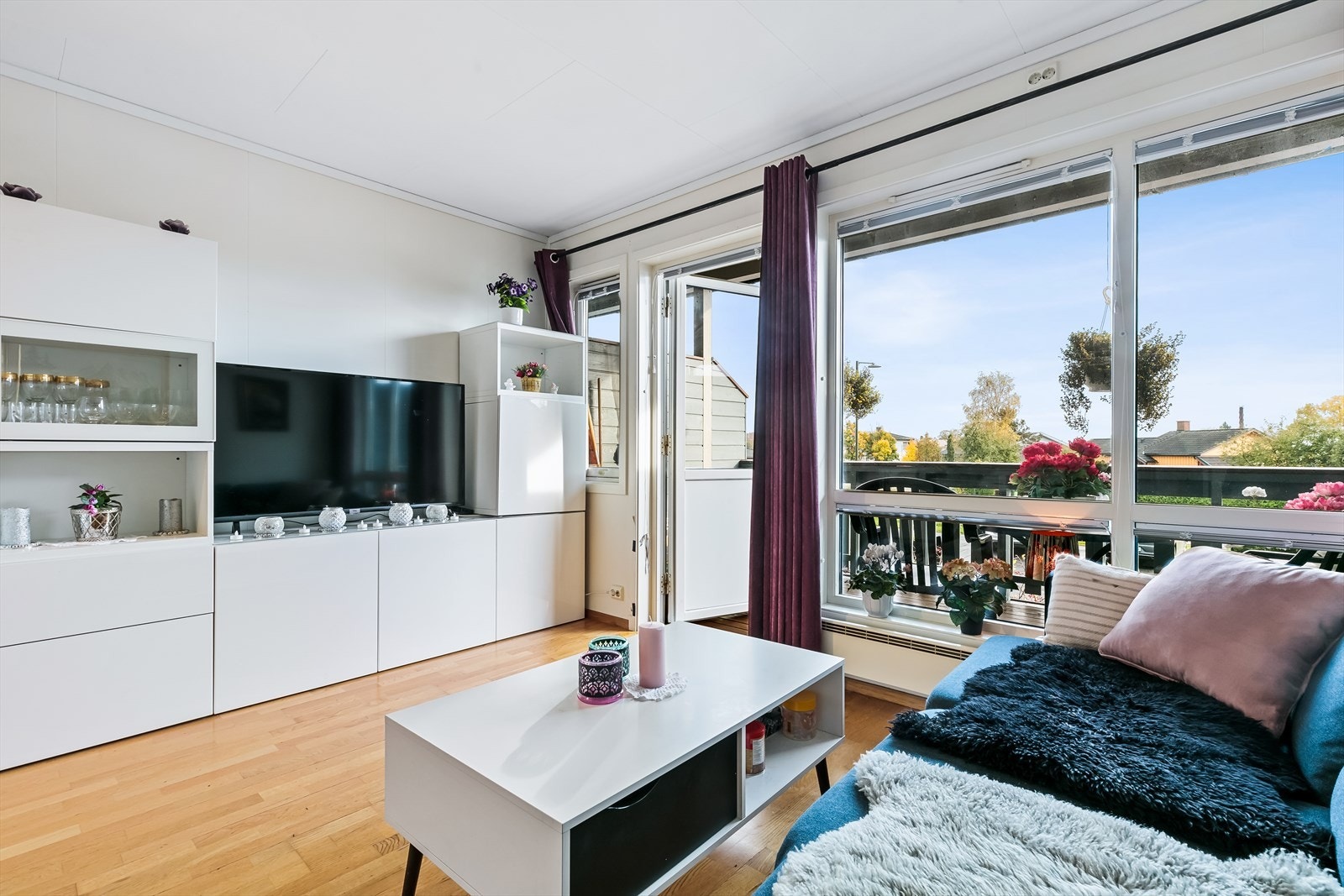 Det er plass til en stor sofagruppe med tilhørende møblement. Galleribilde