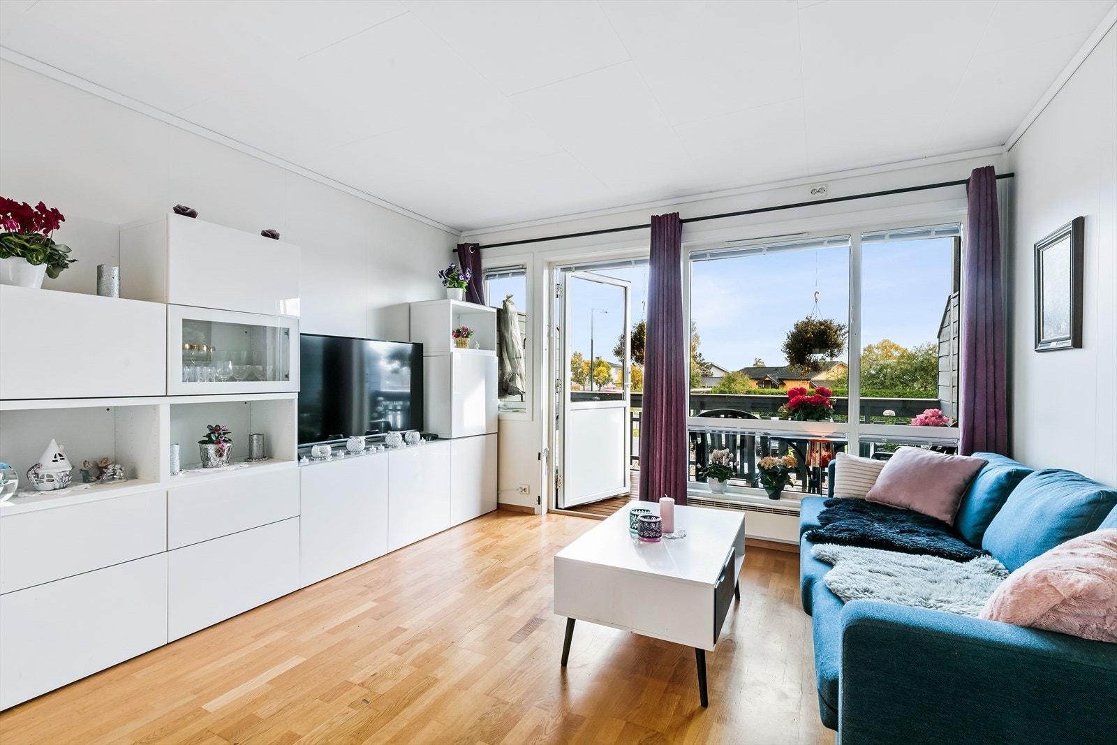 De store vindusflatene fra byggeår, sørger for et godt lysinnslipp. Galleribilde