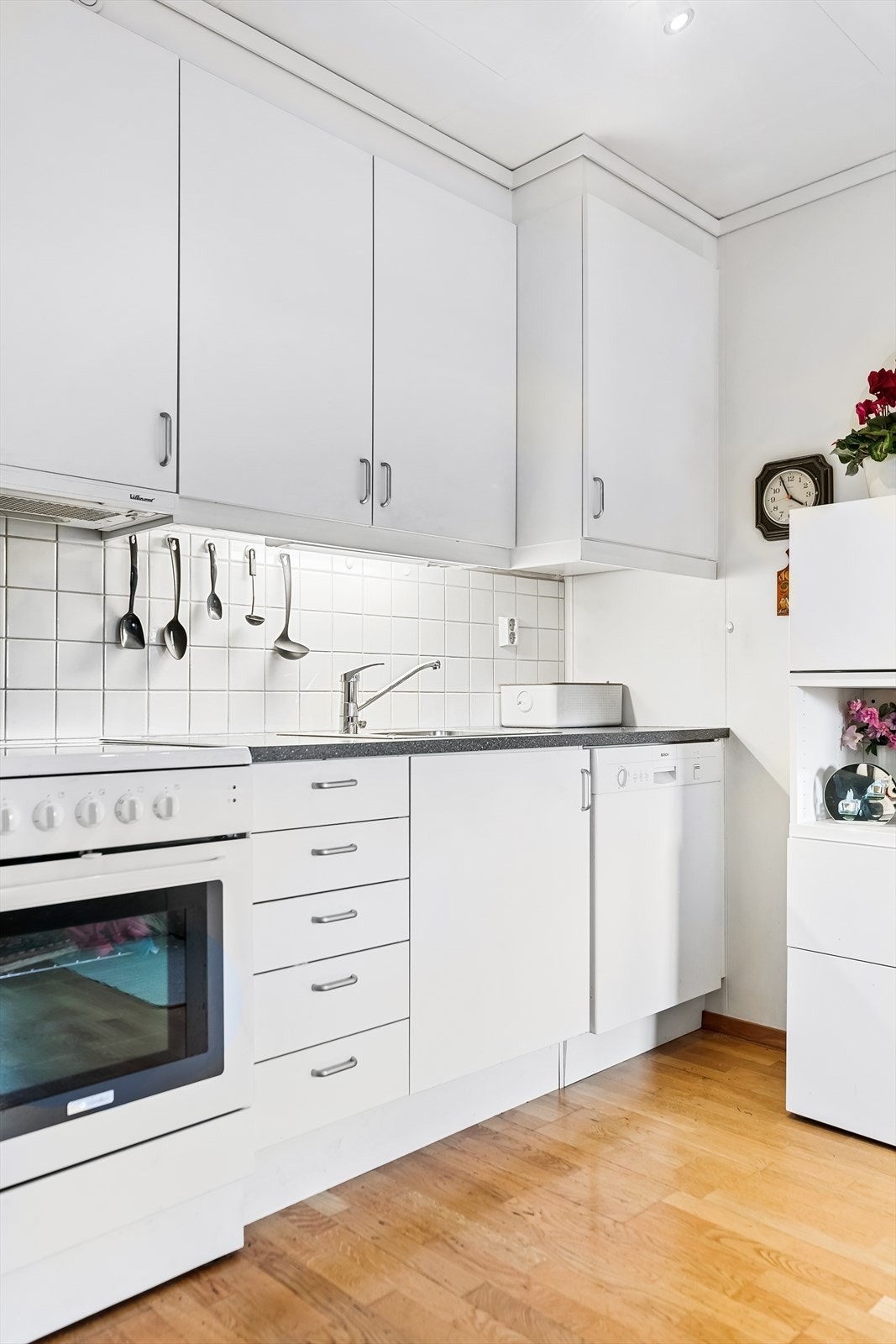 Over benken er det flislagt med tidløse fliser. Galleribilde