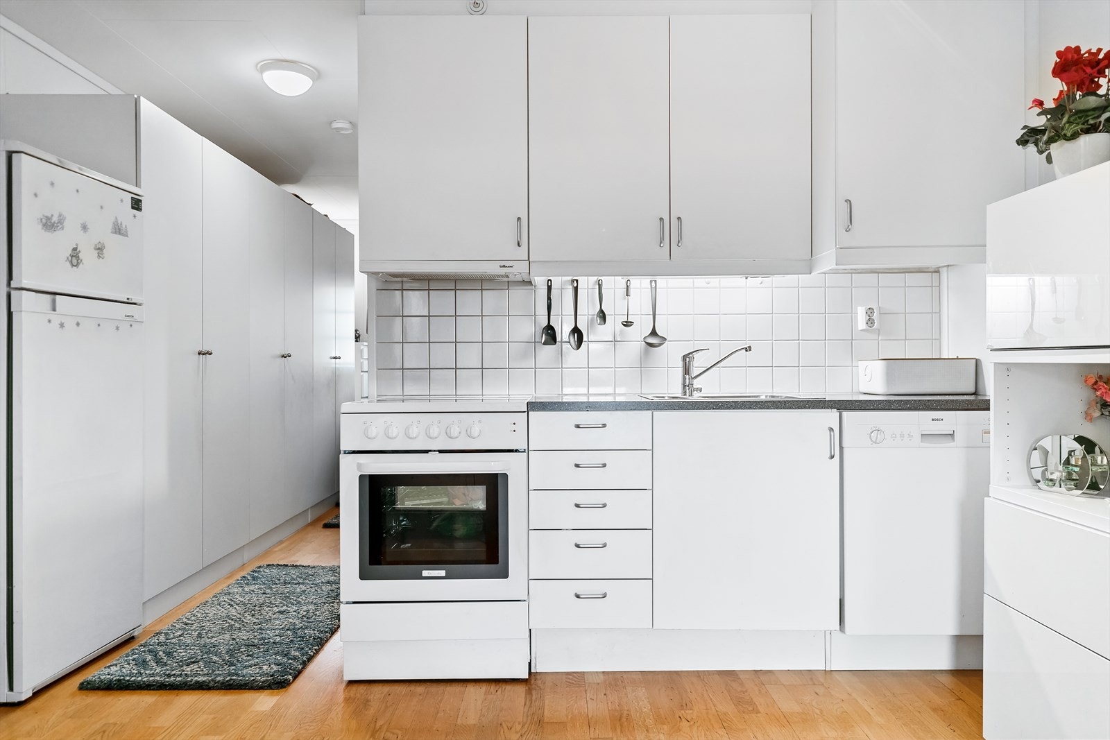 Benkeplaten er i laminat utførelse med nedfelt rustfri kum. Galleribilde