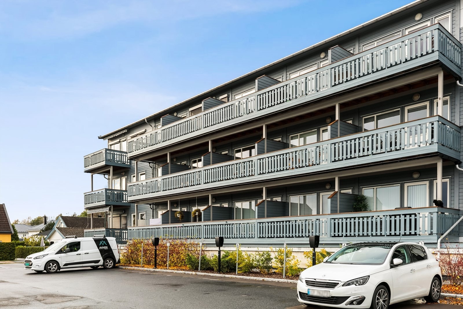 Adkomst til eiendommen fra Instituttveien og Øvre Kjellerstuvei. Det er asfaltert innkjøring og parkeringsplass på sydsiden av bygningen samt nedkjøring til garasjekjeller Tomta er lett skrånende ned mot vest og opparbeidet med plen nærmest bygningen. Galleribilde