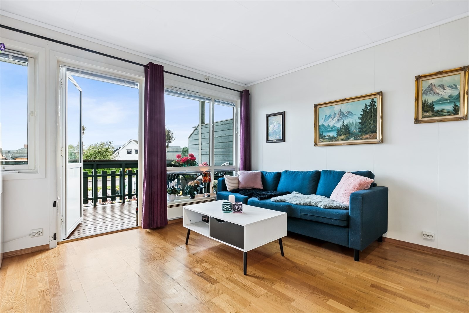 Fra stuen er det utgang til en sydvendt balkong på ca. 8 m². Galleribilde