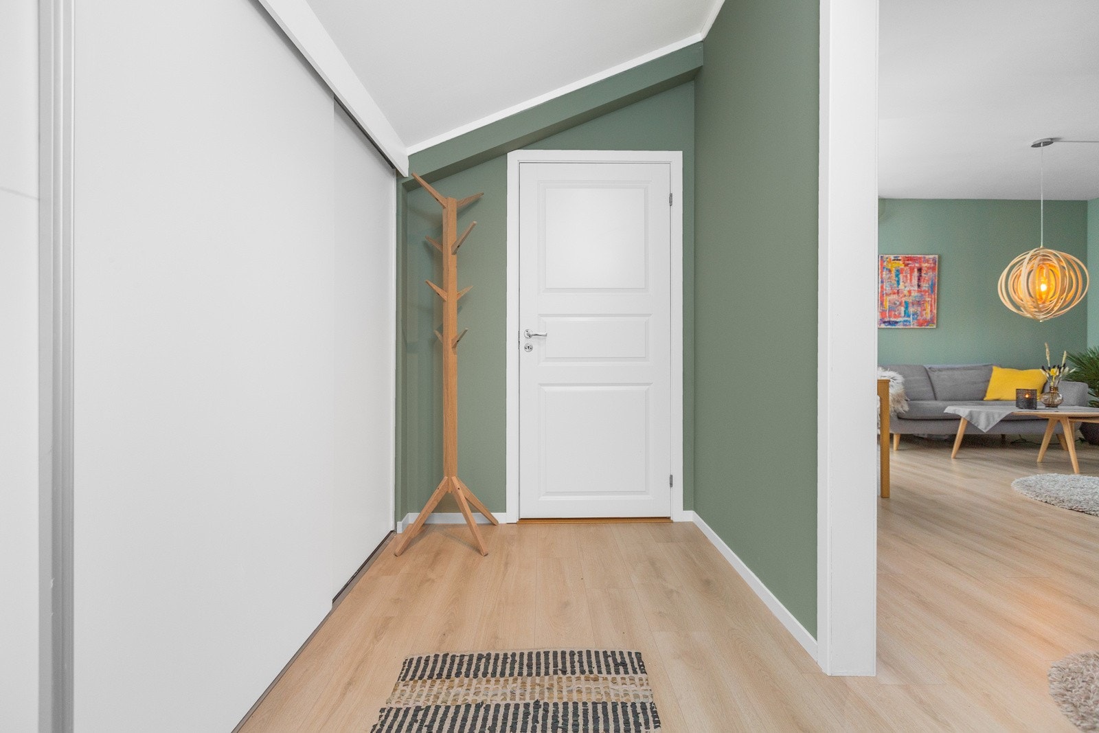 Gang med garderobe Galleribilde