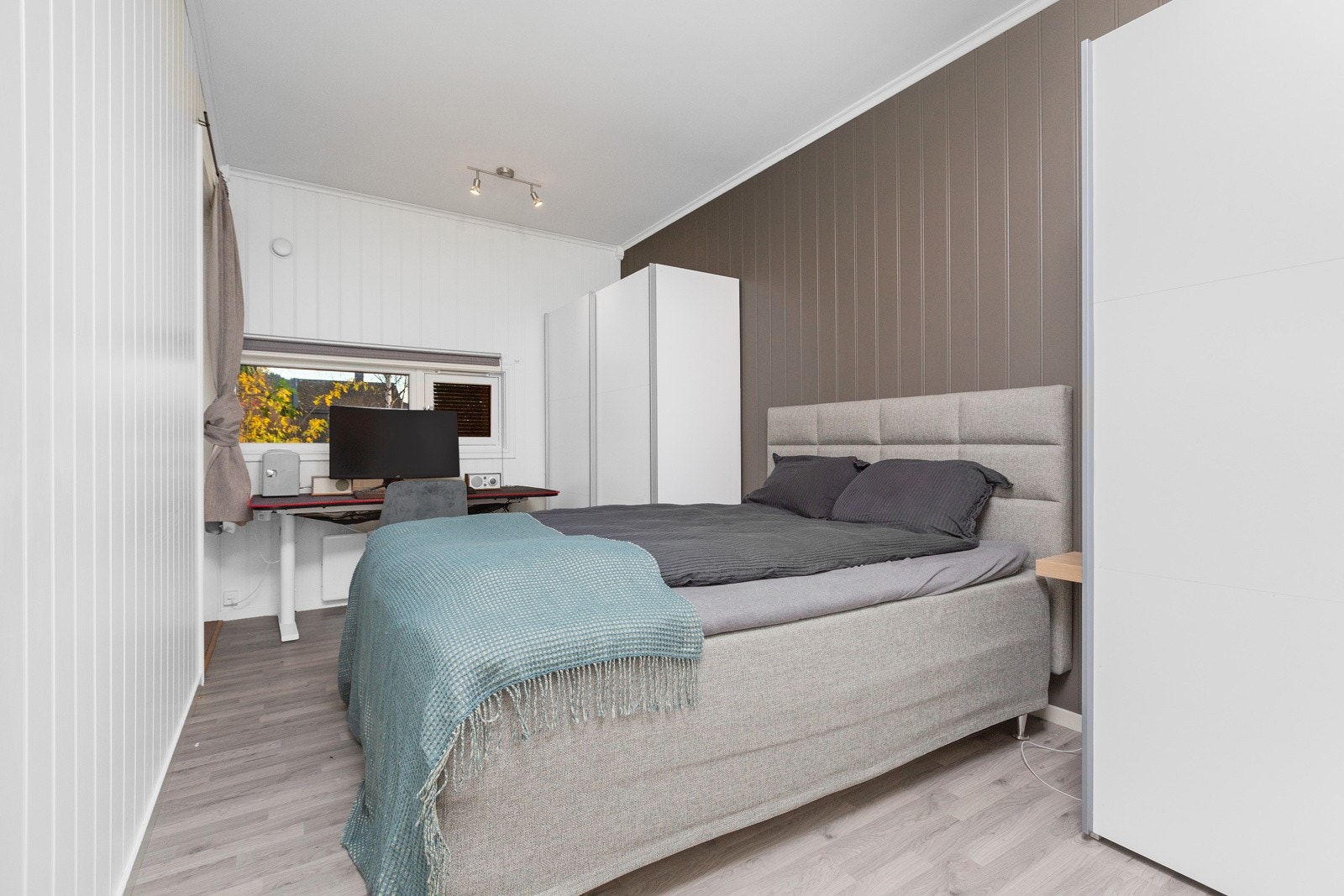 Romslig hovedsoverom med garderobe Galleribilde