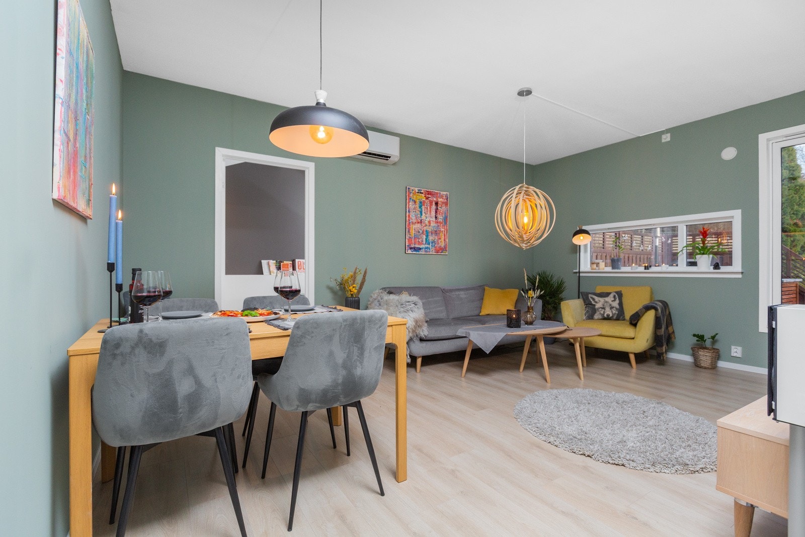 I stuen er det plass til spisebord, sofagruppe og andre møbler Galleribilde