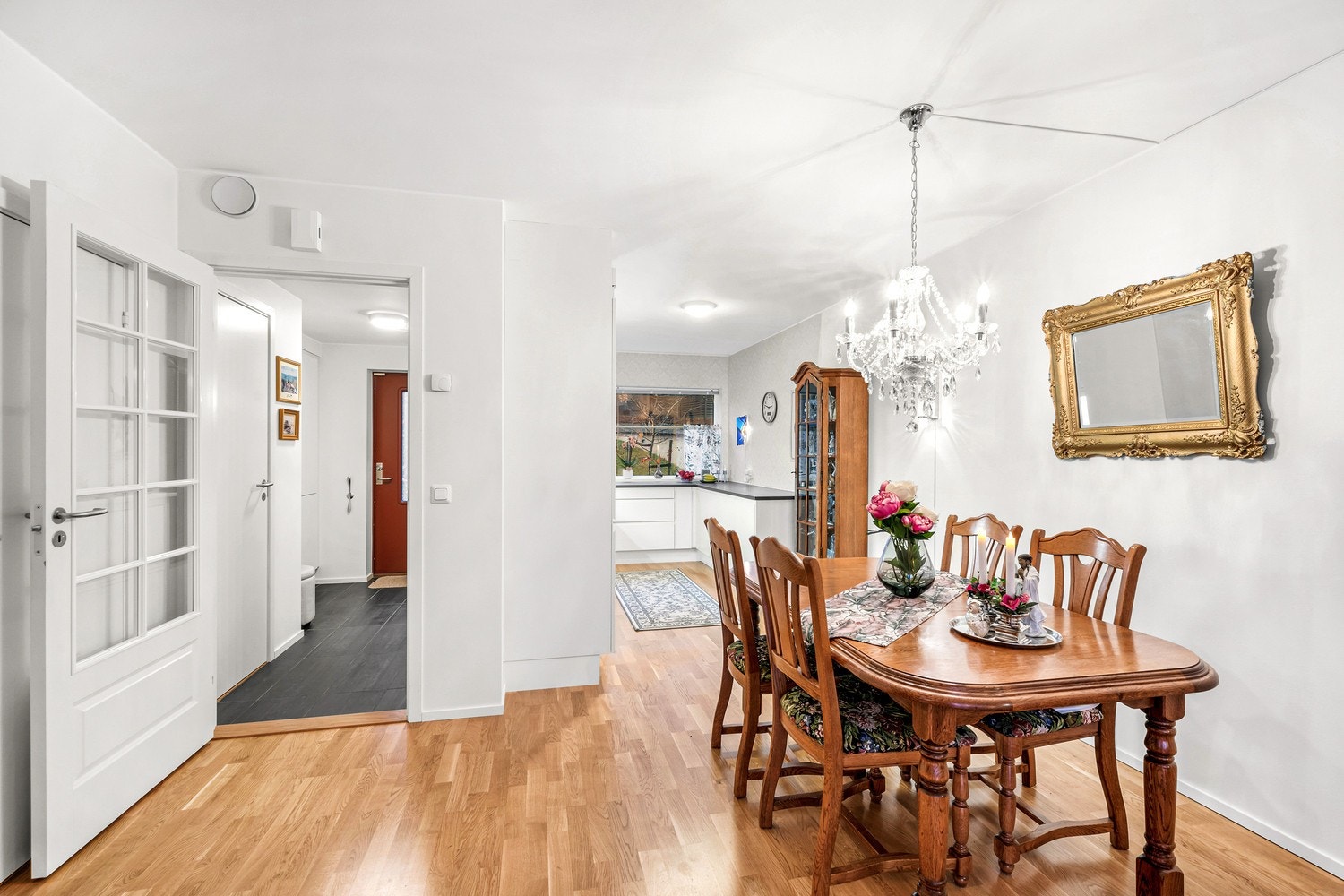 Romslig kjøkken med mulighet for praktisk kjøkkenbord. Galleribilde