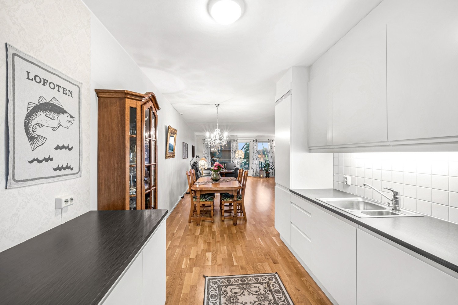 Ekstra kjøkkenbenk for bedre utnyttelse av plassen. Galleribilde