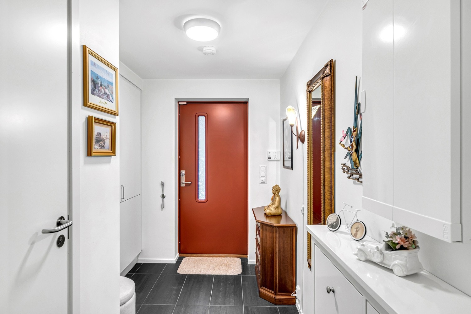 Romslig entré med god oppbevaringsplass. Galleribilde