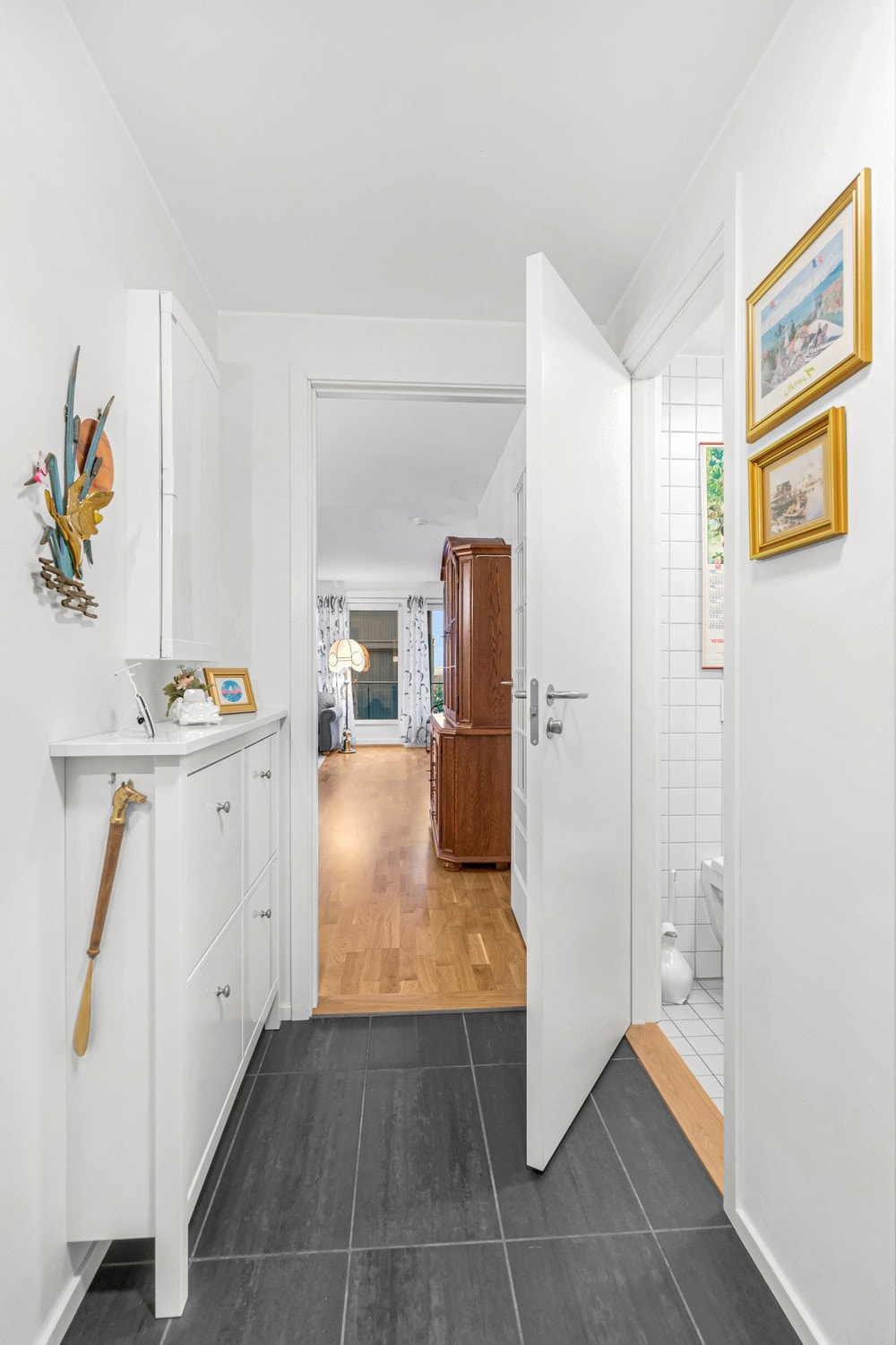 Flislagt gang med gulvvarme. Du har tilgang til bad, stue og kjøkken fra inngangspartiet. Galleribilde